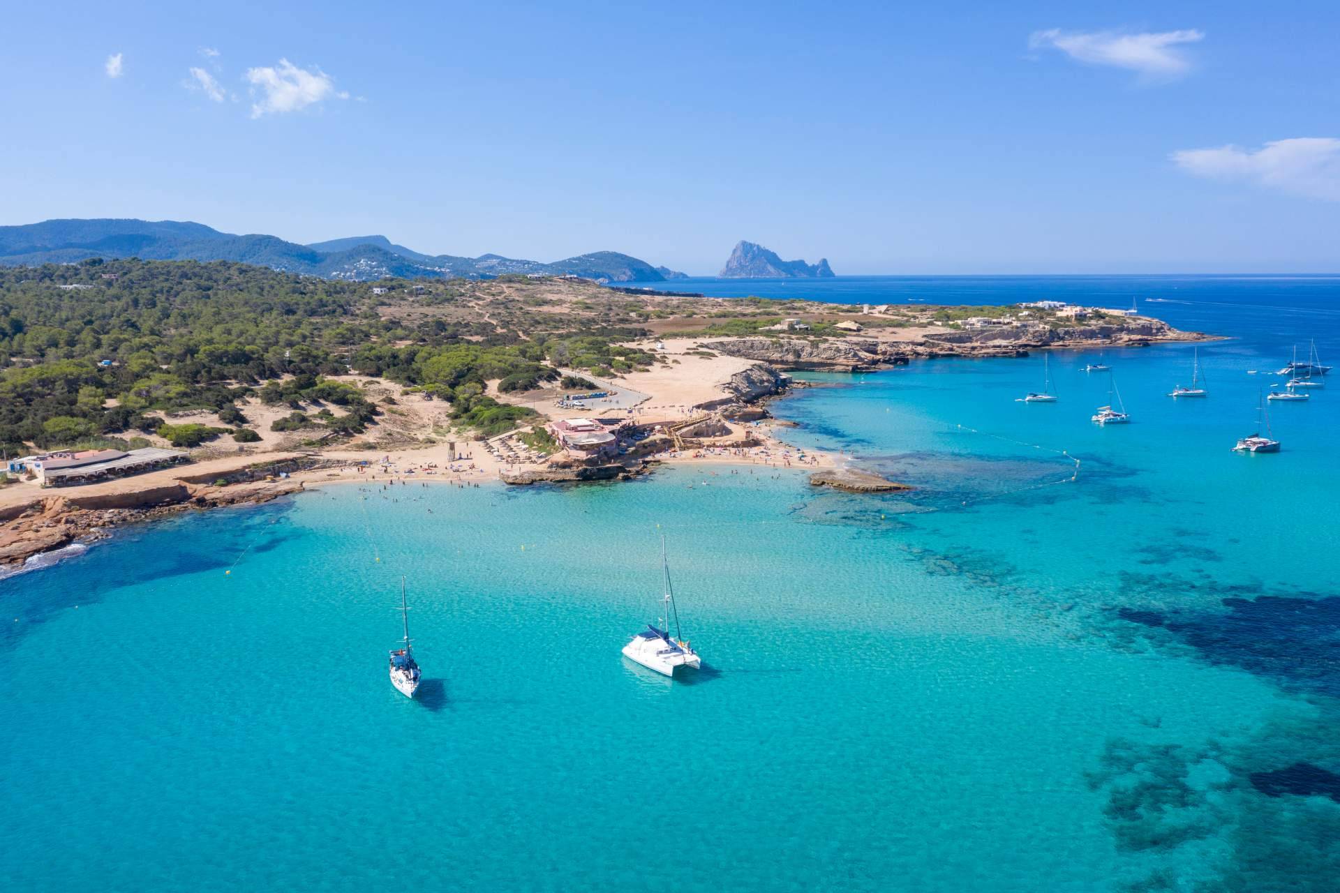 Las mejores playas de Ibiza y servicio de transporte privado para llegar a ellas, de la mano de Alpha VIP Transfer