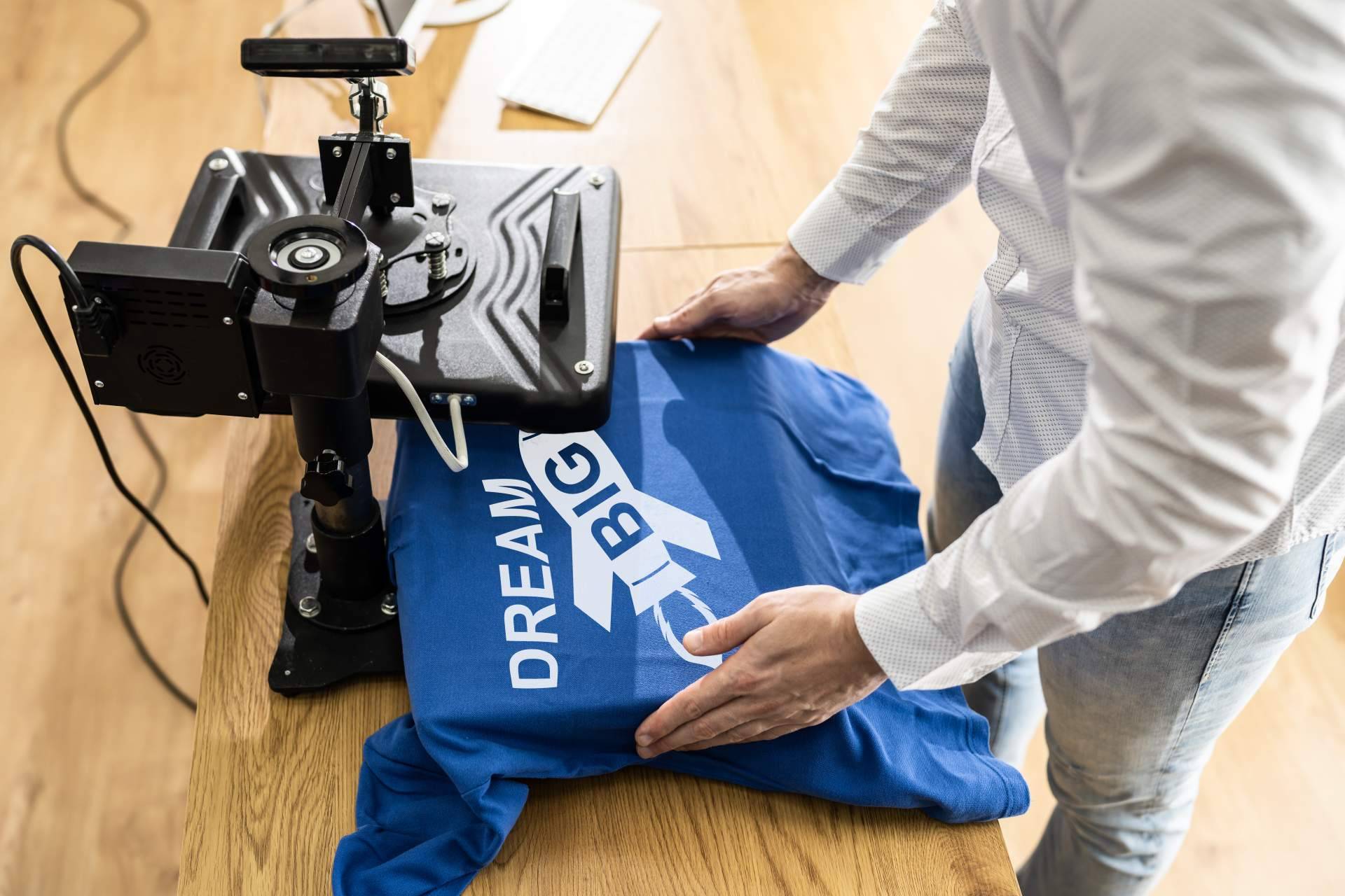 Acudir a SrFlyer para el diseño de camisetas personalizadas de calidad