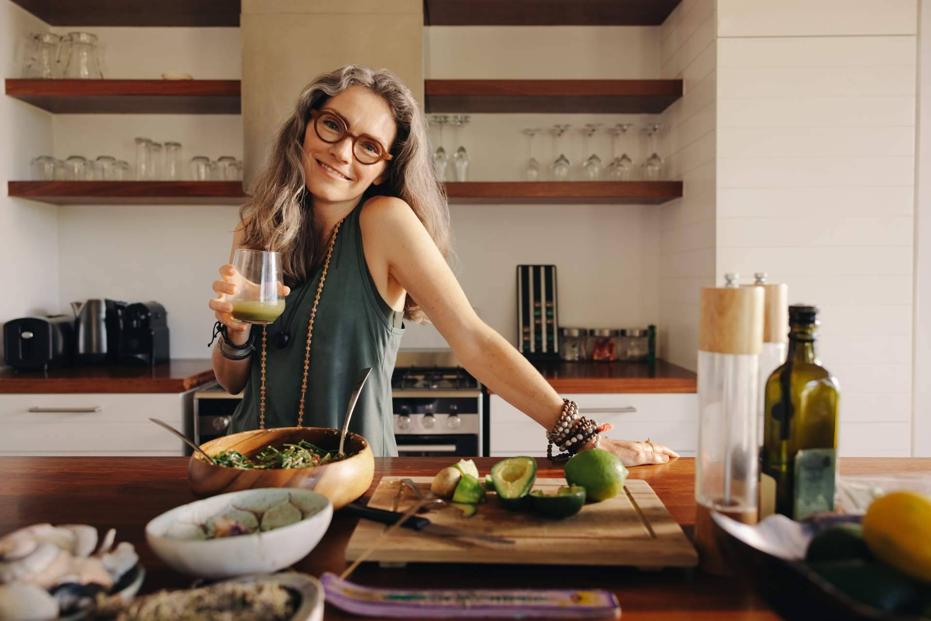Recomendaciones nutricionales para mujeres en etapa de menopausia, por la clínica Cambia Comiendo