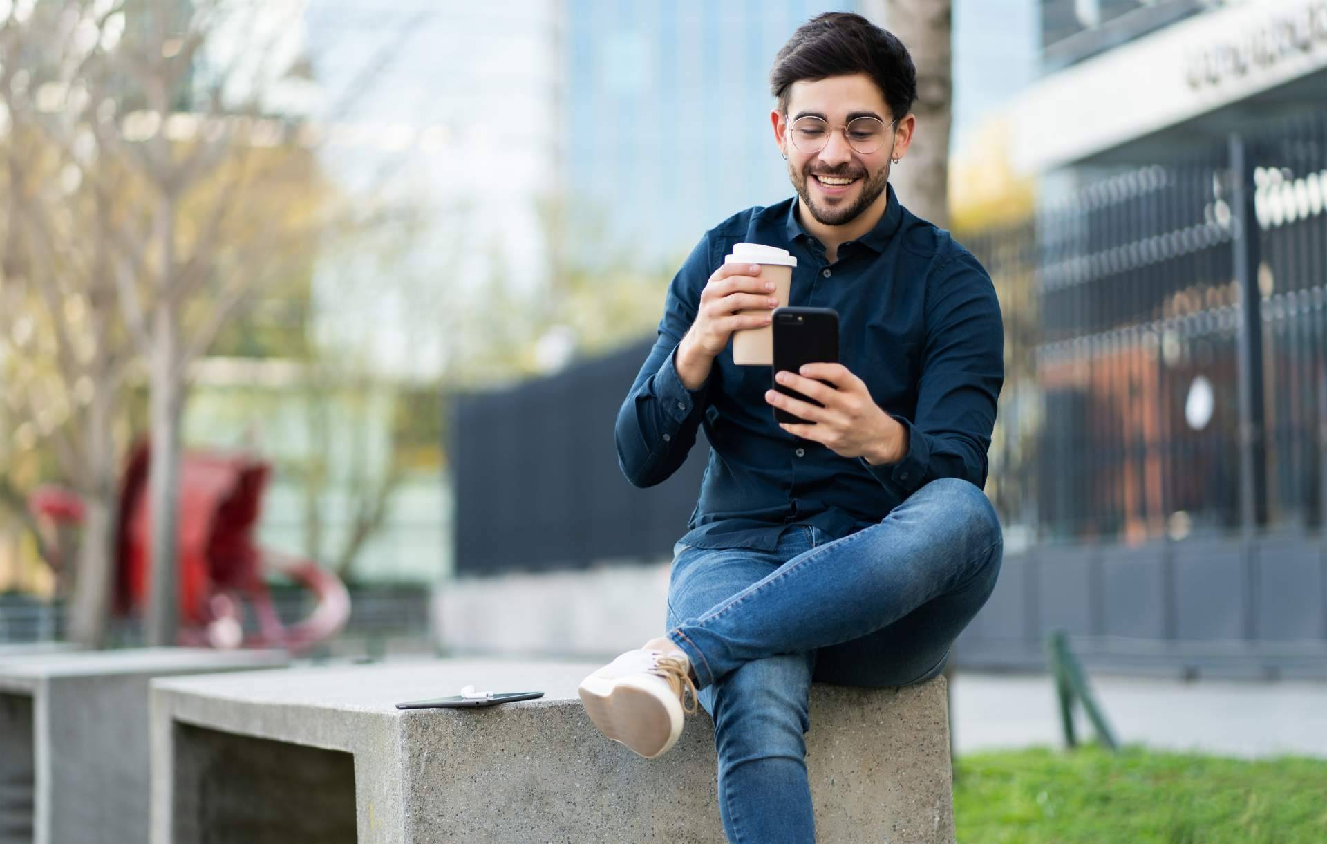 La alternativa a WhatsApp para eliminar conversaciones de trabajo de los móviles de los empleados, con Ommnio