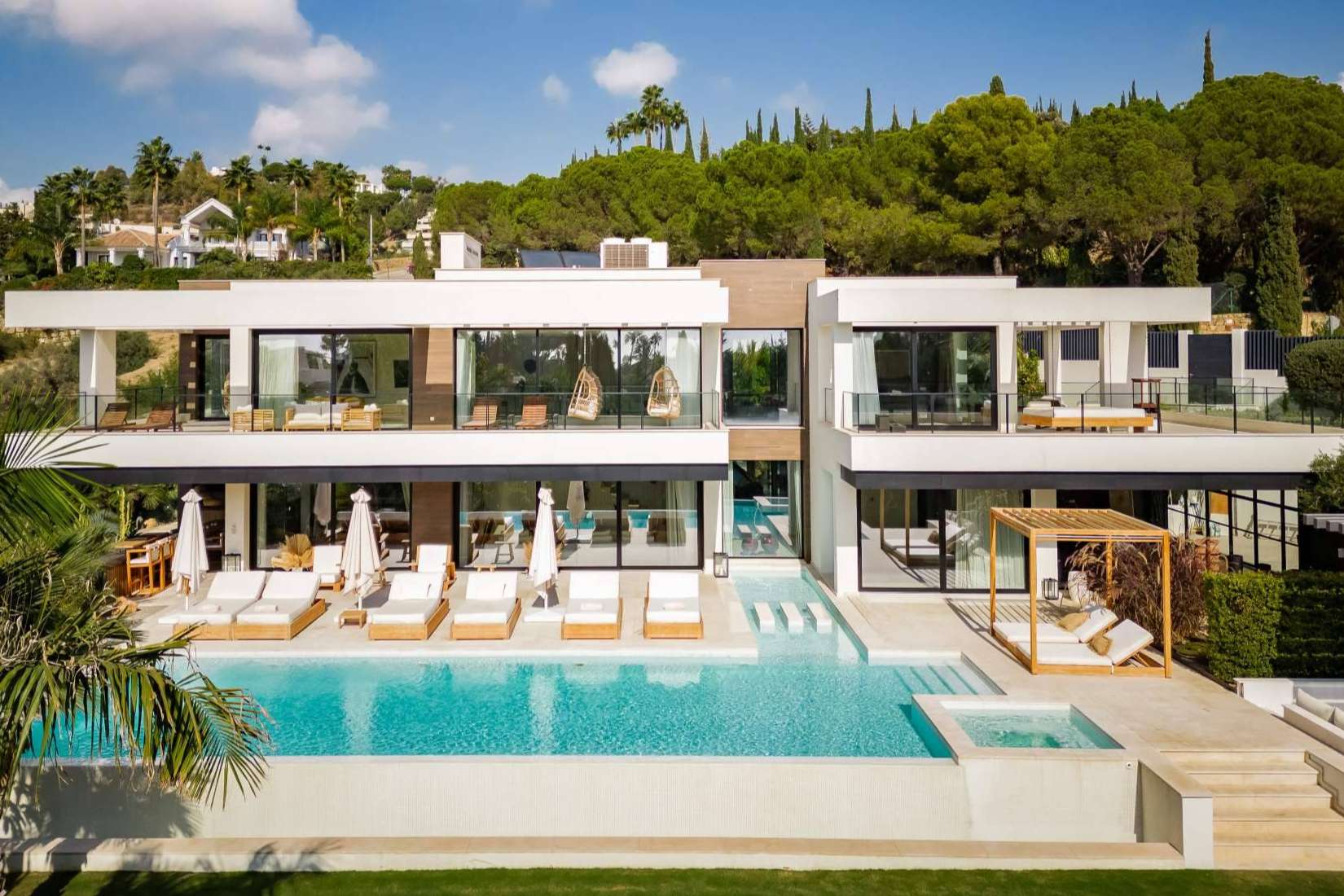 Varios propietarios millonarios ponen en el mercado inmobiliario vacacional sus casas de lujo en Marbella