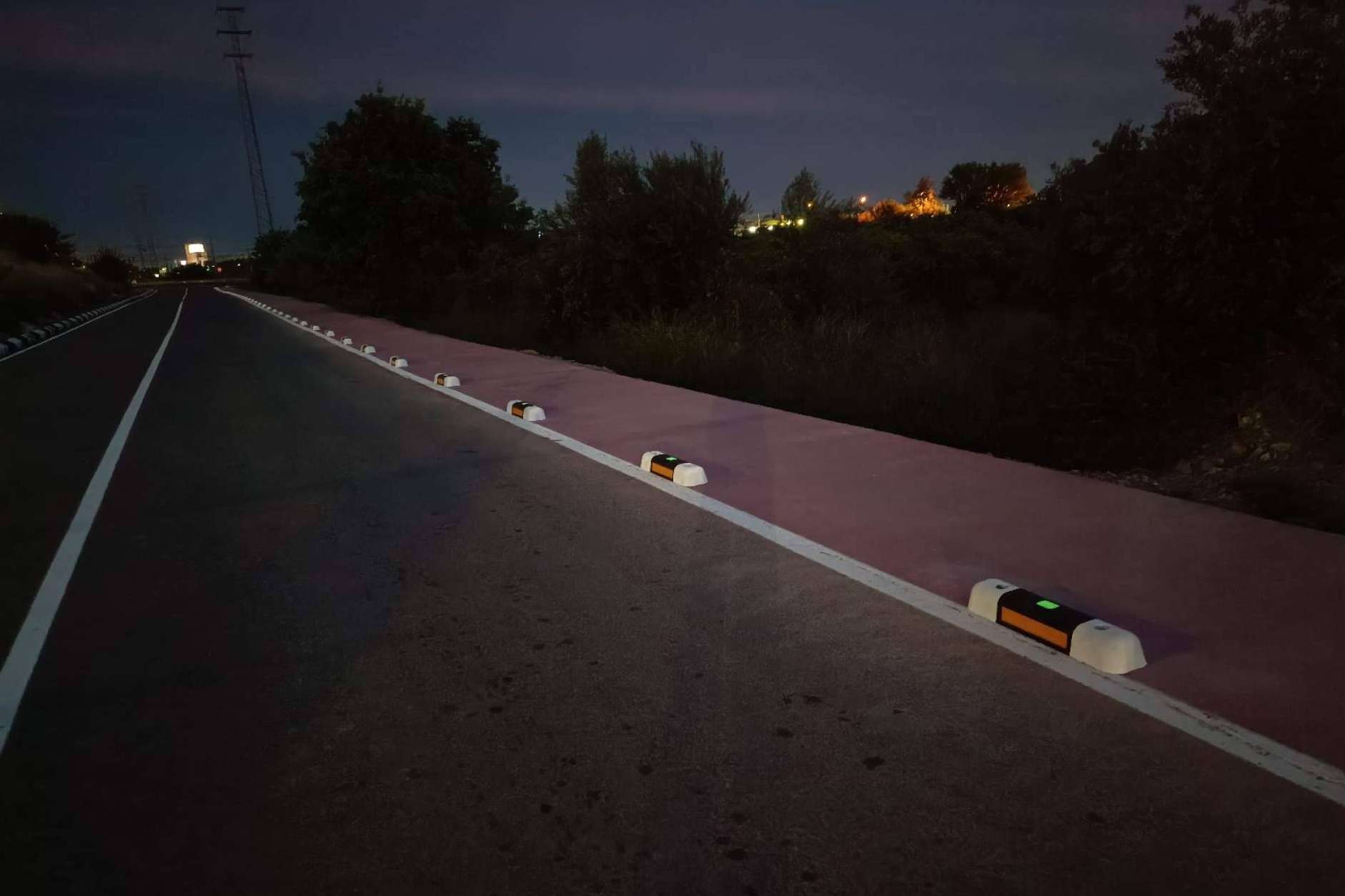 Instalación del separador de carril bici fotoluminiscente de Abadecom en Masalfasar, Valencia; una solución innovadora