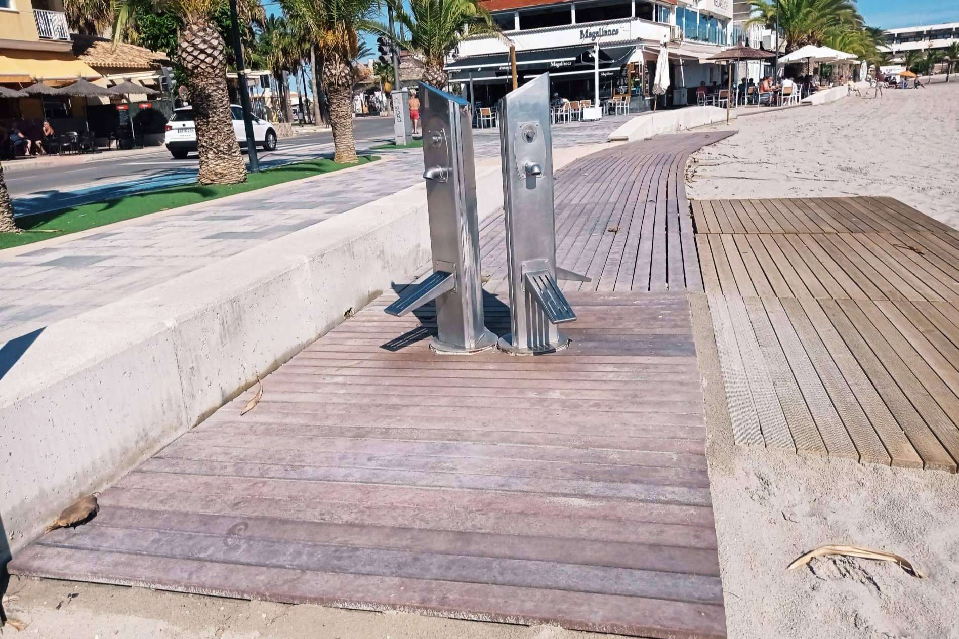 Abadecom y sus pasarelas de playa de plástico reciclado en Masalfasar, Valencia; una apuesta sostenible