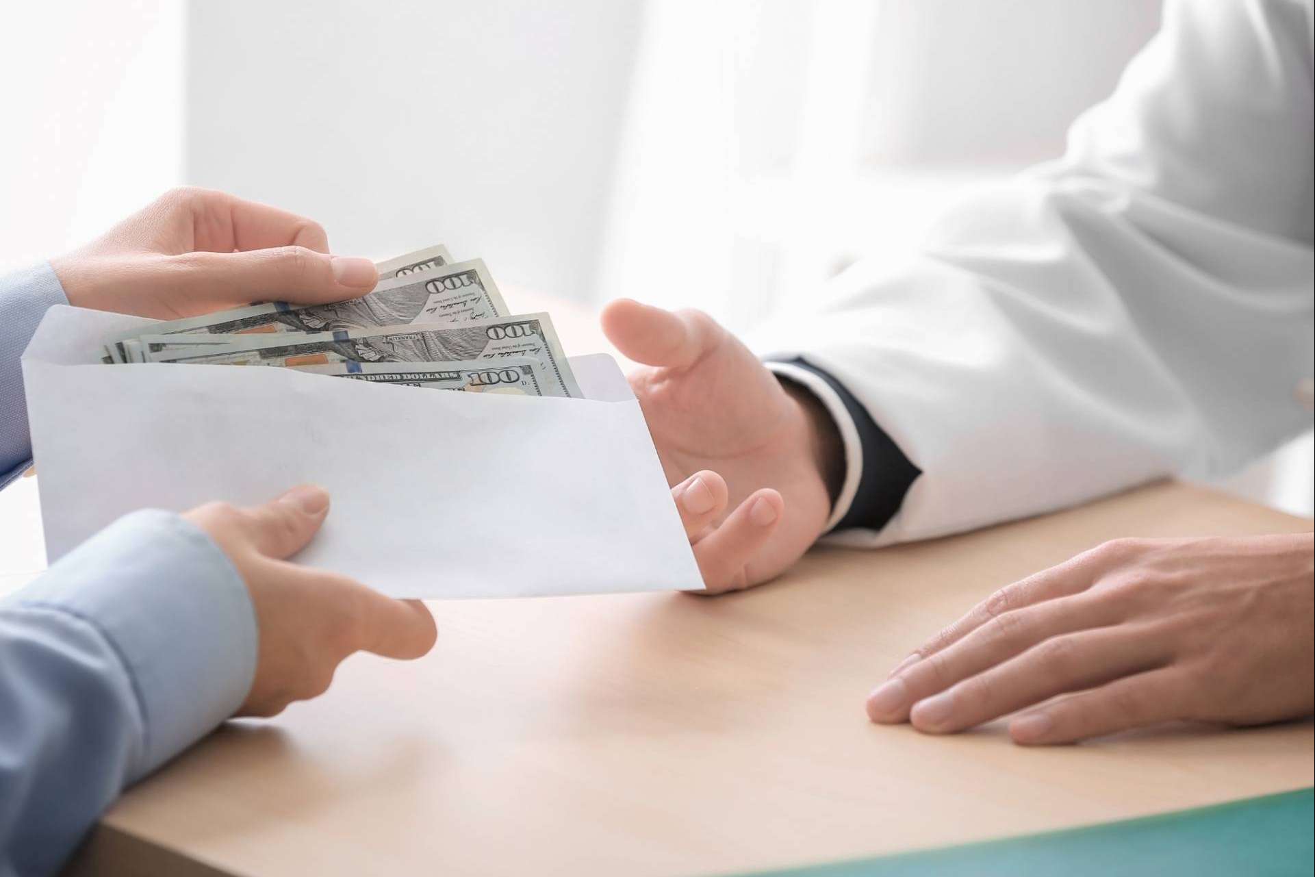 Consultax asesora sobre los métodos para retirar dinero legalmente de una empresa como socio o administrador