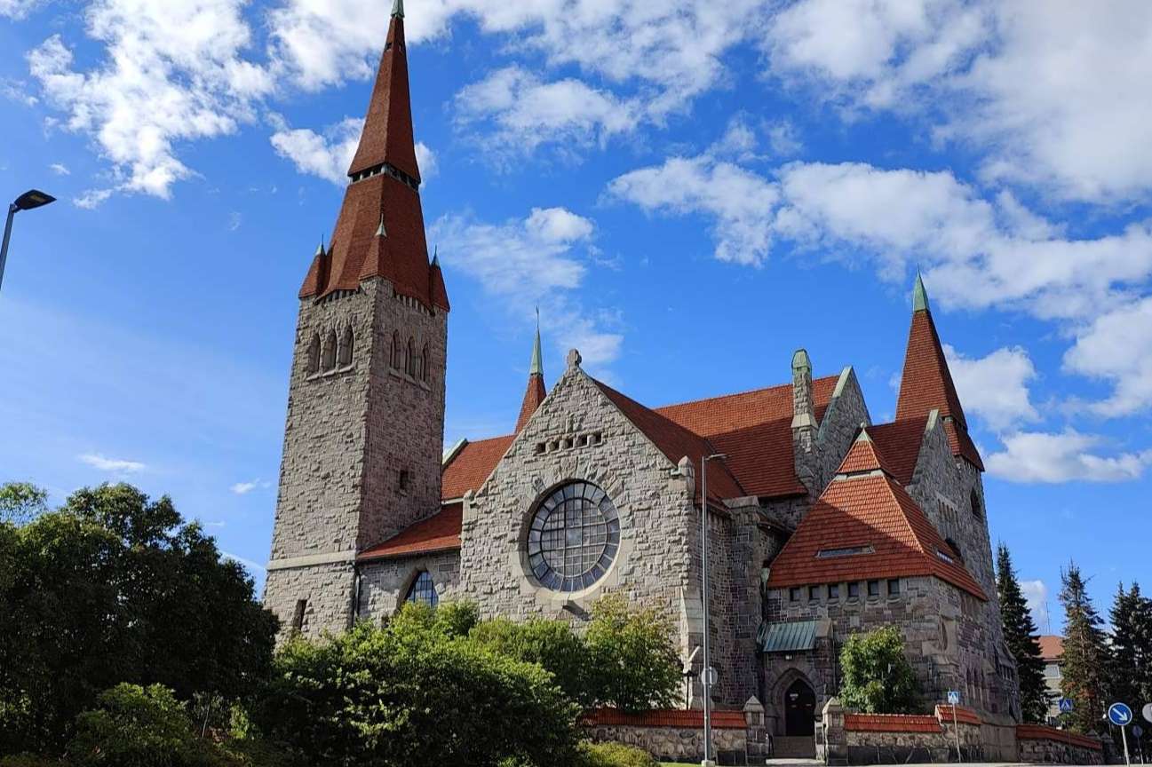 Descubrir la belleza cultural y natural de Finlandia; circuitos en español para una experiencia única