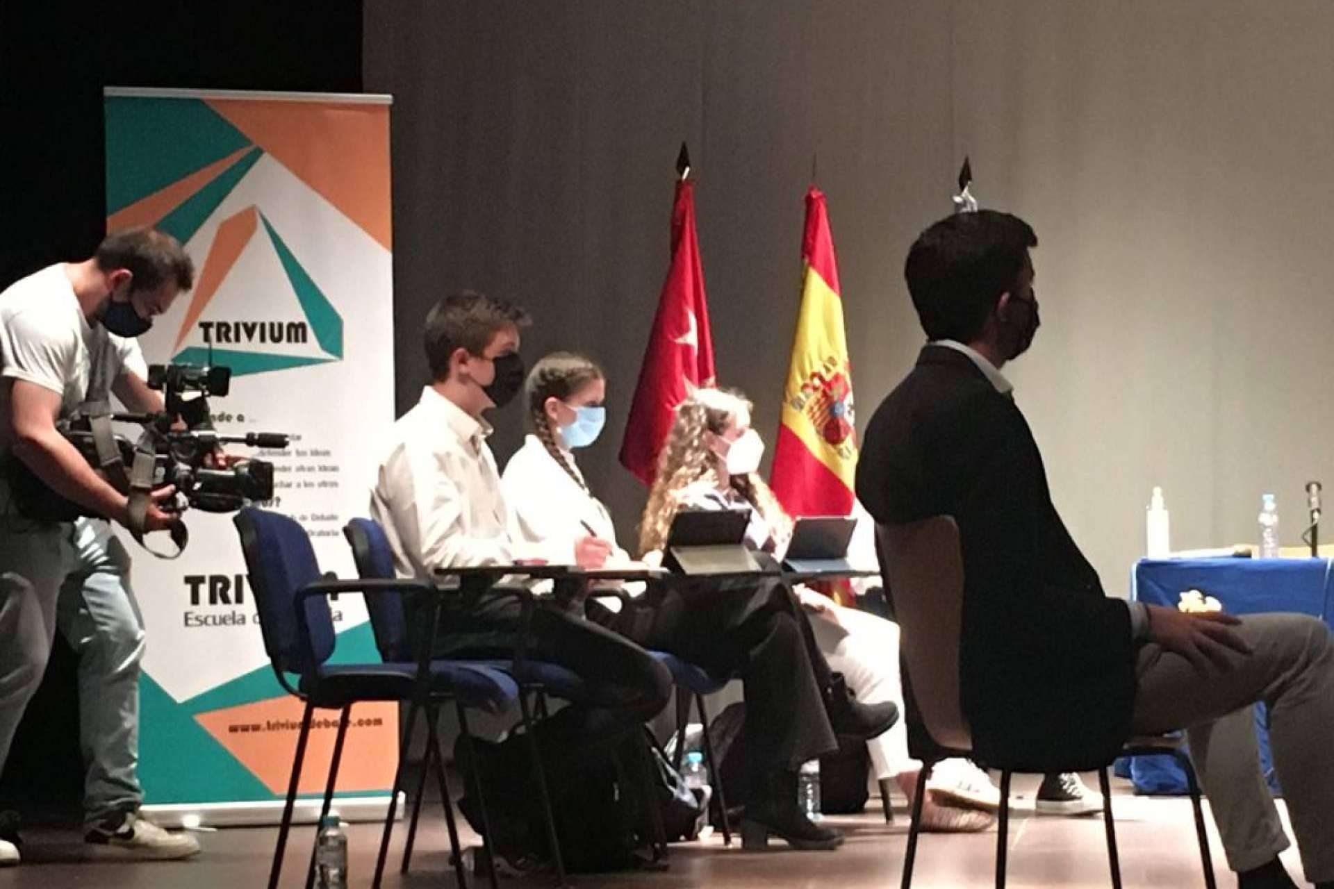 ¿Por qué es relevante que los centros educativos y las concejalías de juventud ofrezcan un club de debate a los más jóvenes?