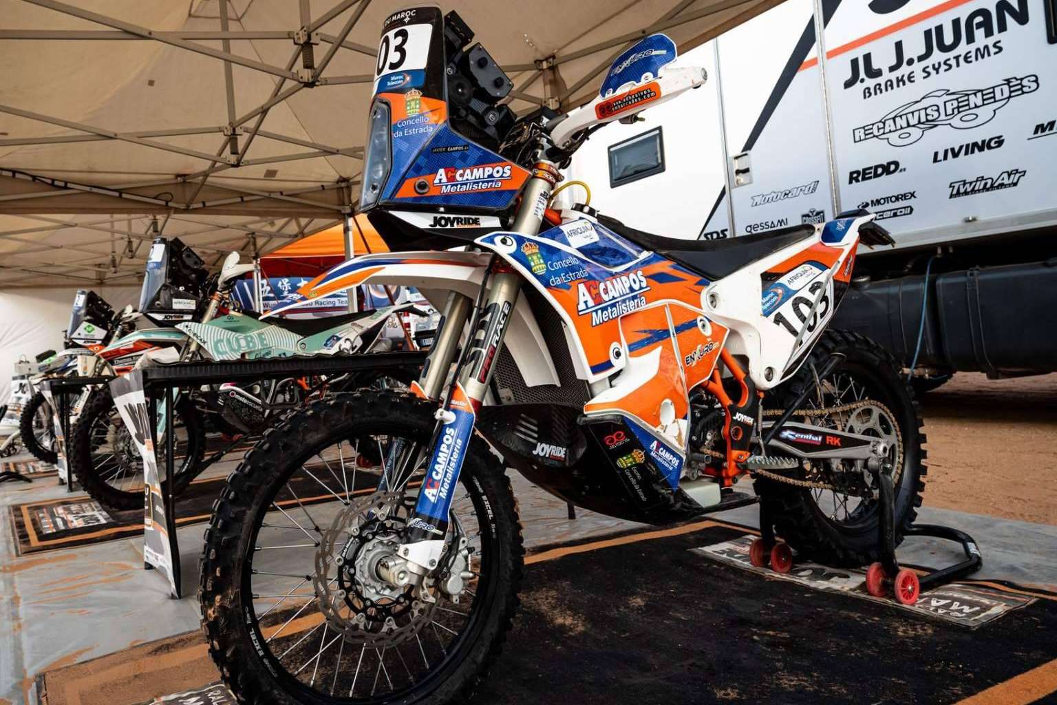 ADHESIVOSEMBARRADOS incluye nuevos modelos de pegatinas para moto en su catálogo