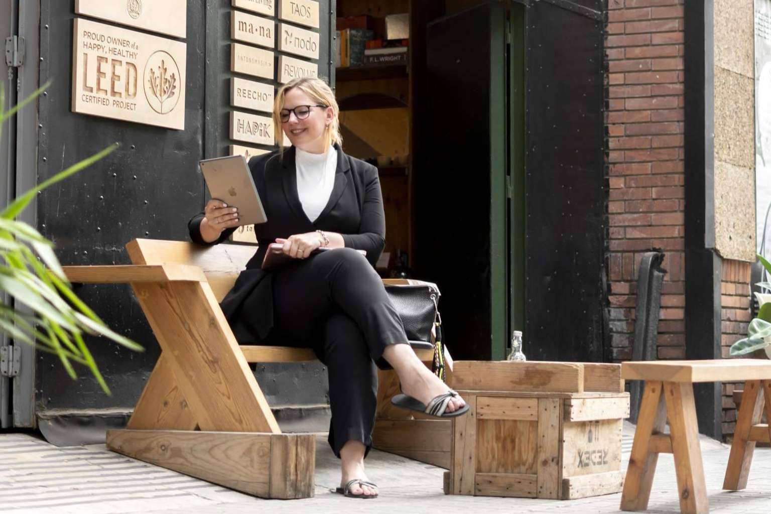 La especialista en marketing digital, Júlia Parés, proporciona asesoramiento para empresas que quieran mejorar su imagen y vender más en internet