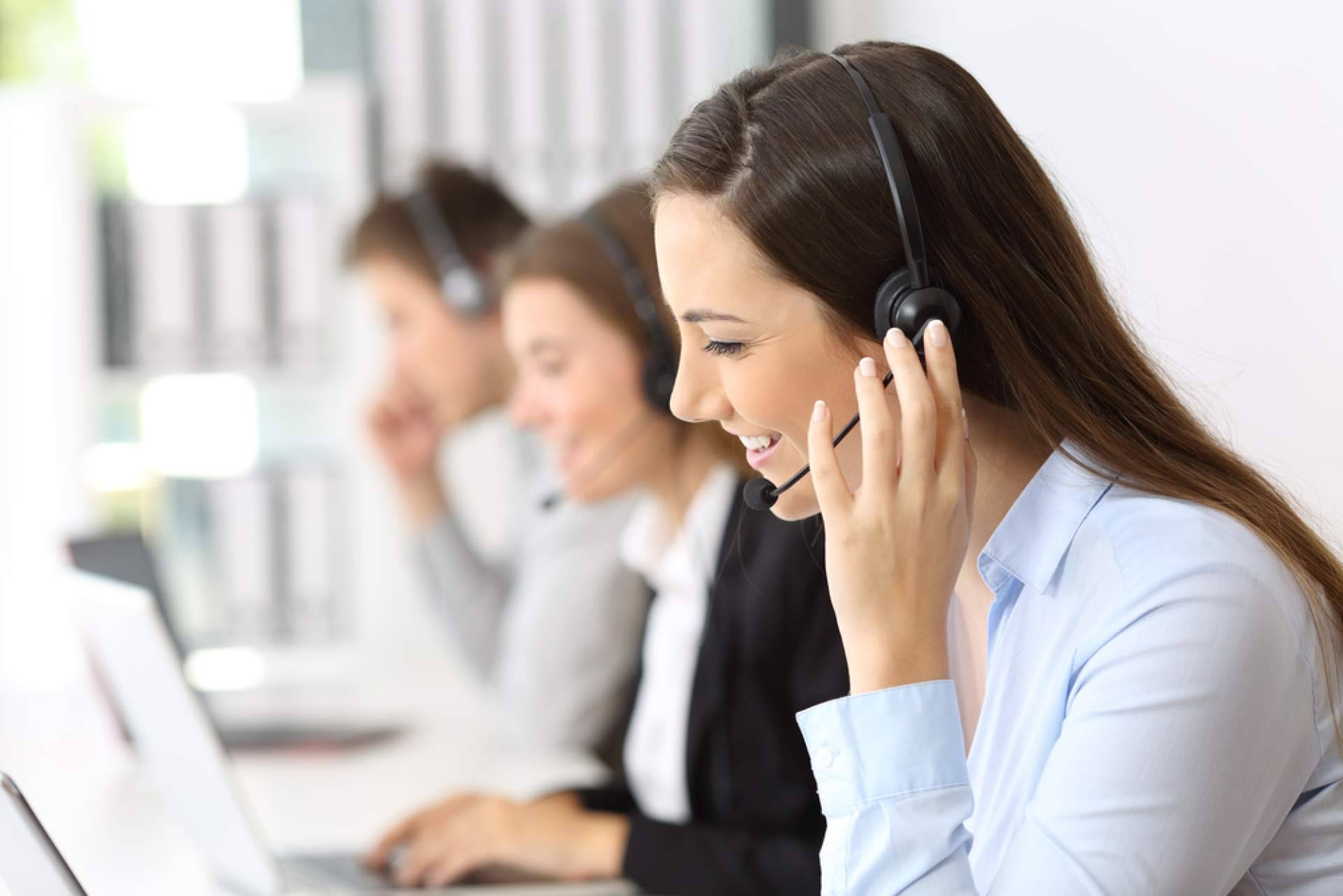 Los beneficios de externalizar la atención al cliente en empresas, con SVAE