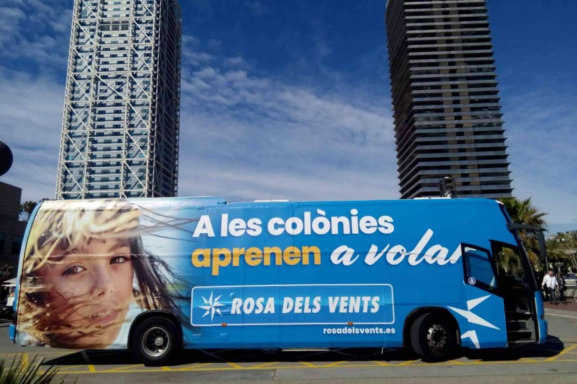 Conocer los beneficios de la publicidad exterior con vehículos y autobuses promocionales