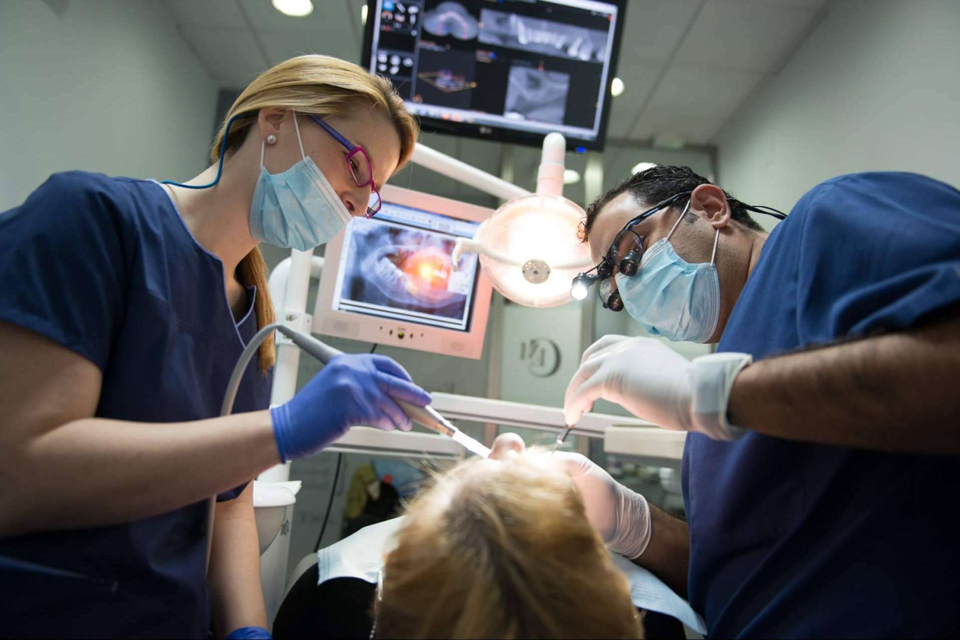 ¿Dónde encontrar un dentista Sevilla que atiende urgencias odontológicas las 24h del día? En la clínica Dental Implantologie