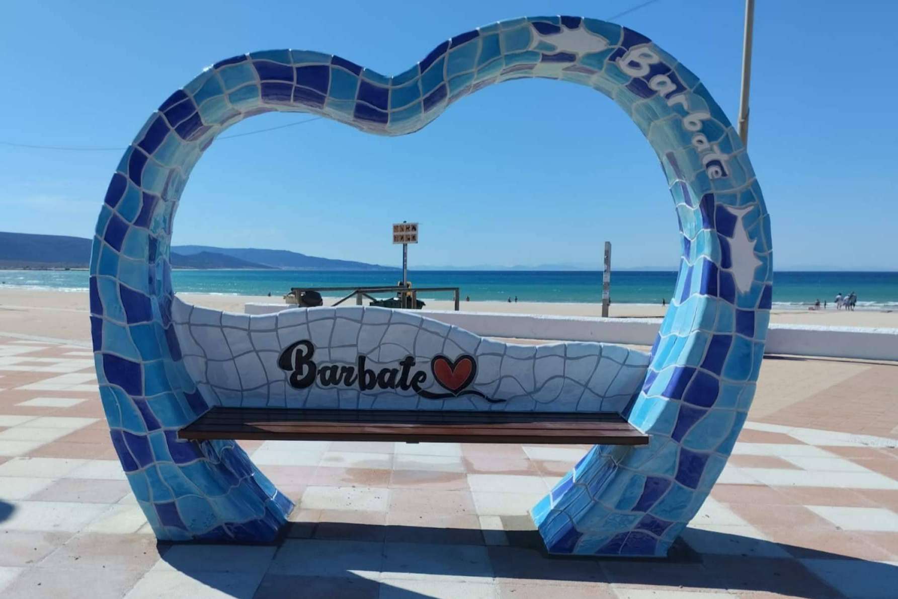 Con sus bancos temáticos modelo Corazón, MobuArteX ha llegado a las playas de Barbate