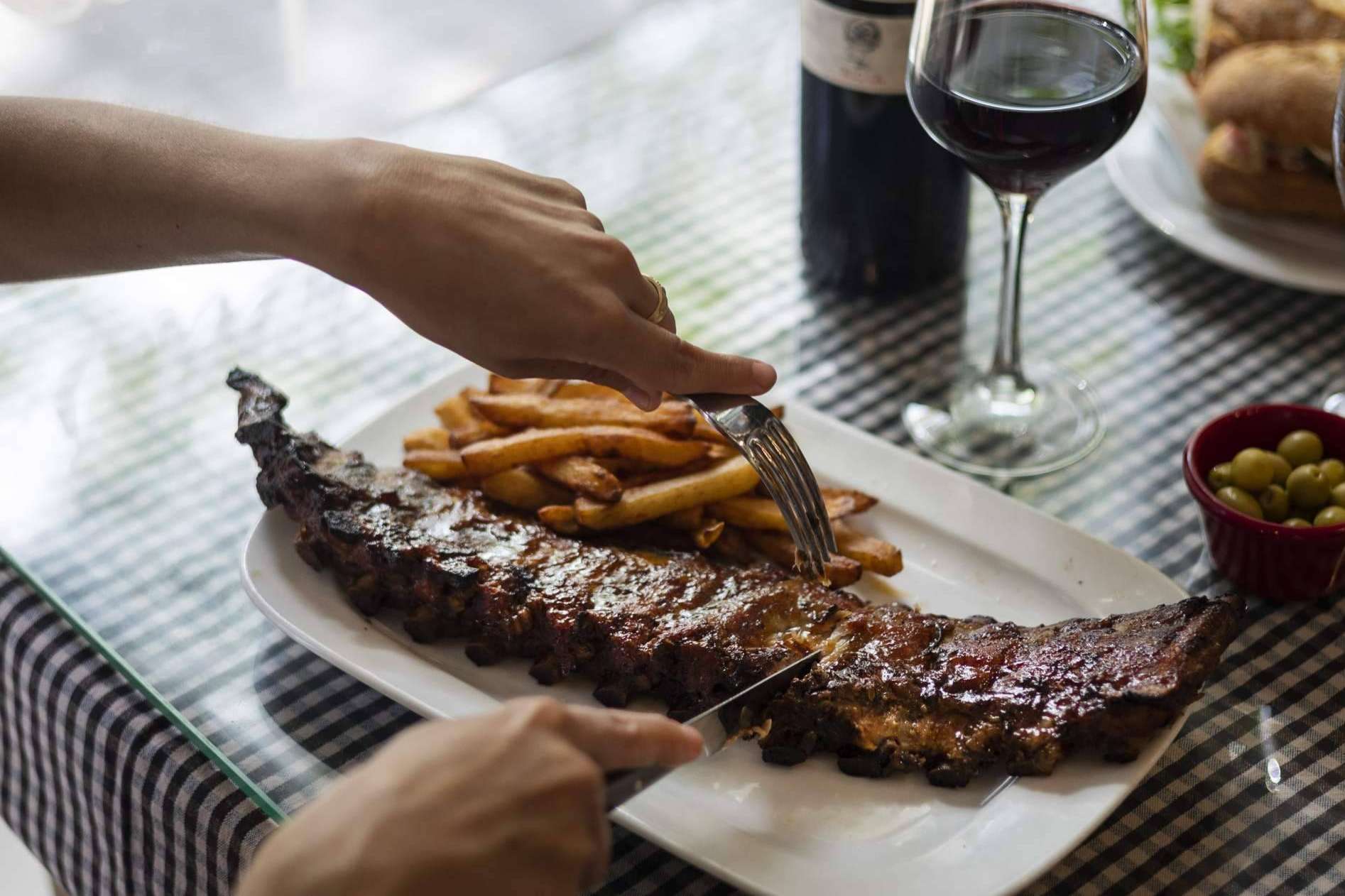 Probar los platos de un restaurante tradicional español en Pasa Tapas, en la Barceloneta