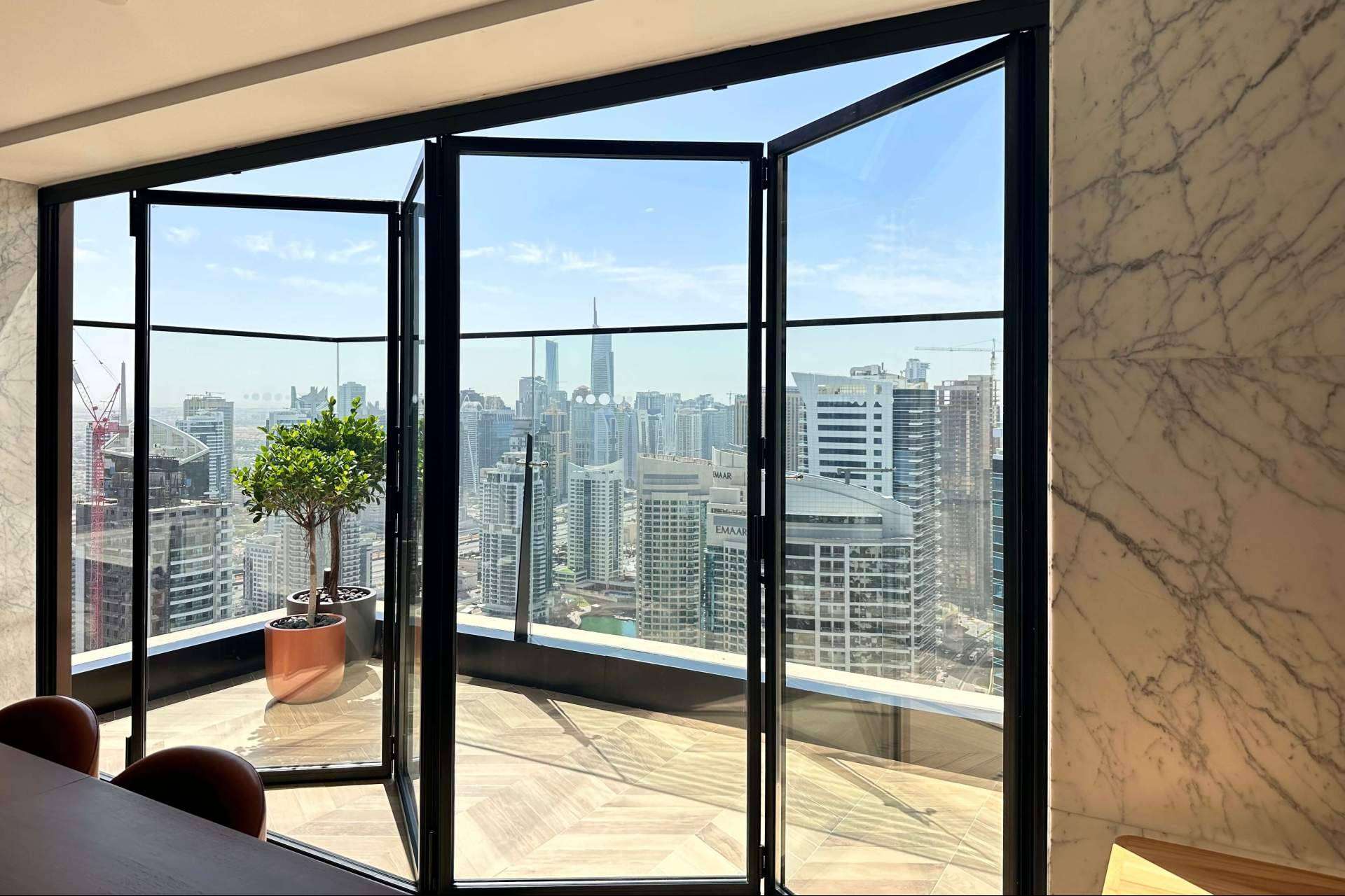 Puertas plegables de cristal con diseños minimalistas ofrecidas por Airclos