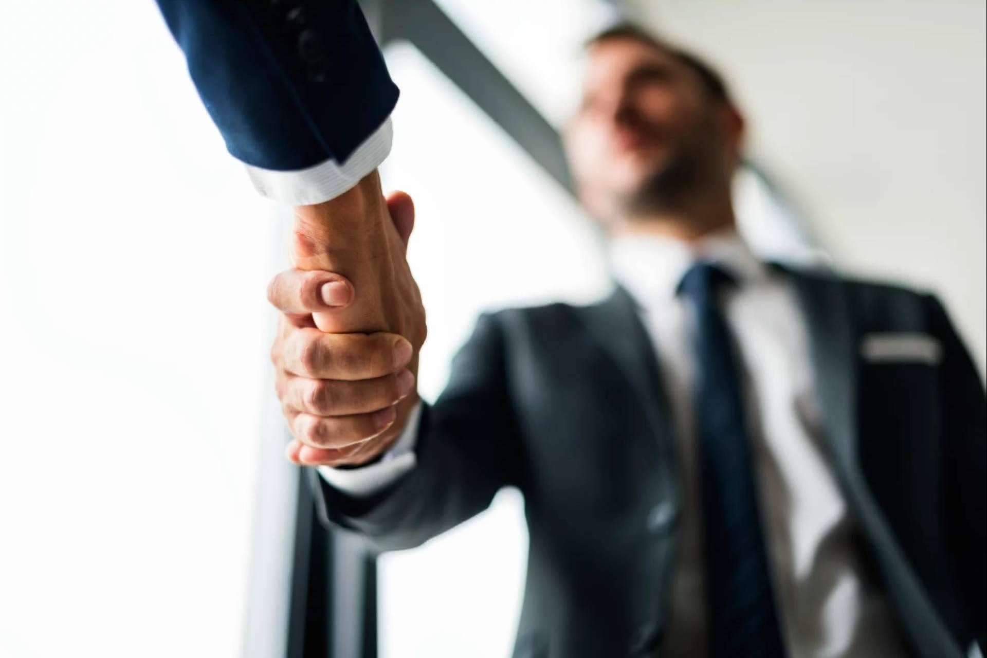 Prestación de servicios estratégicos a cambio de una participación en el capital del cliente