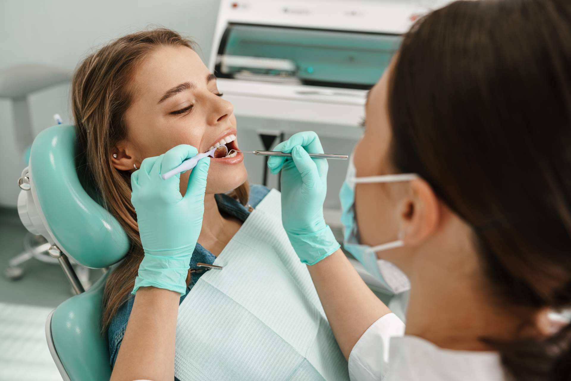 Lucir una sonrisa deslumbrante este verano es posible de la mano de la clínica dental Agudo Rosa
