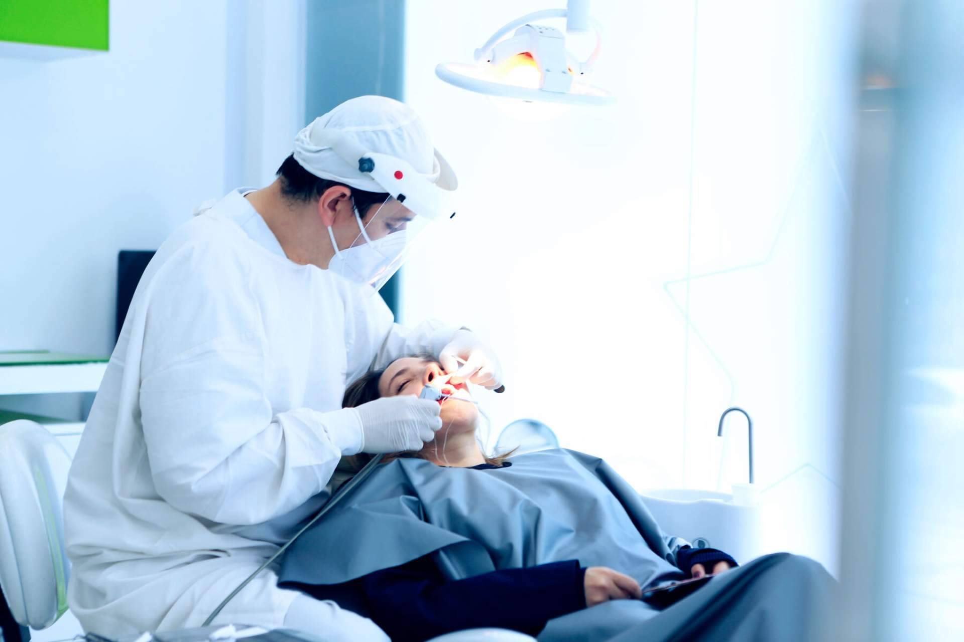 Odontología de Marlon Becerra se encarga del diseño de sonrisas en Bogotá
