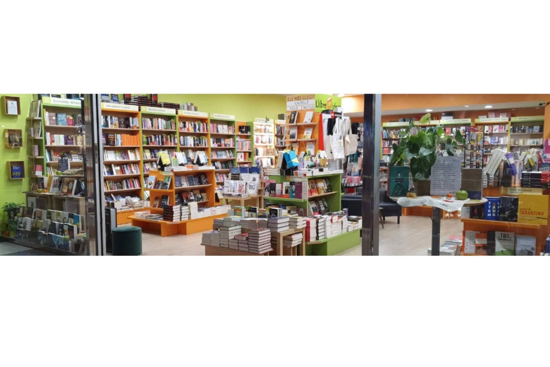 Libros con distintos géneros literarios en la librería Valencia Libro Ideas
