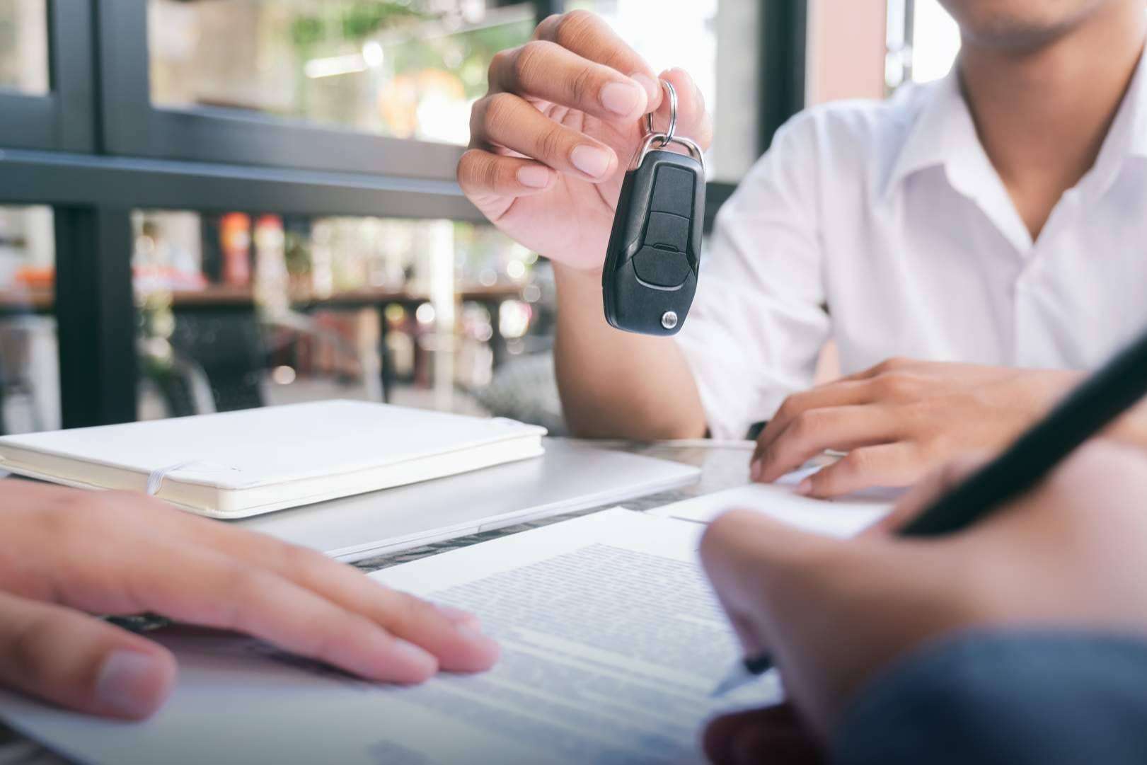 Los pasos para efectuar el cambio de titularidad de un vehículo en la DGT, por Informes Mecánicos