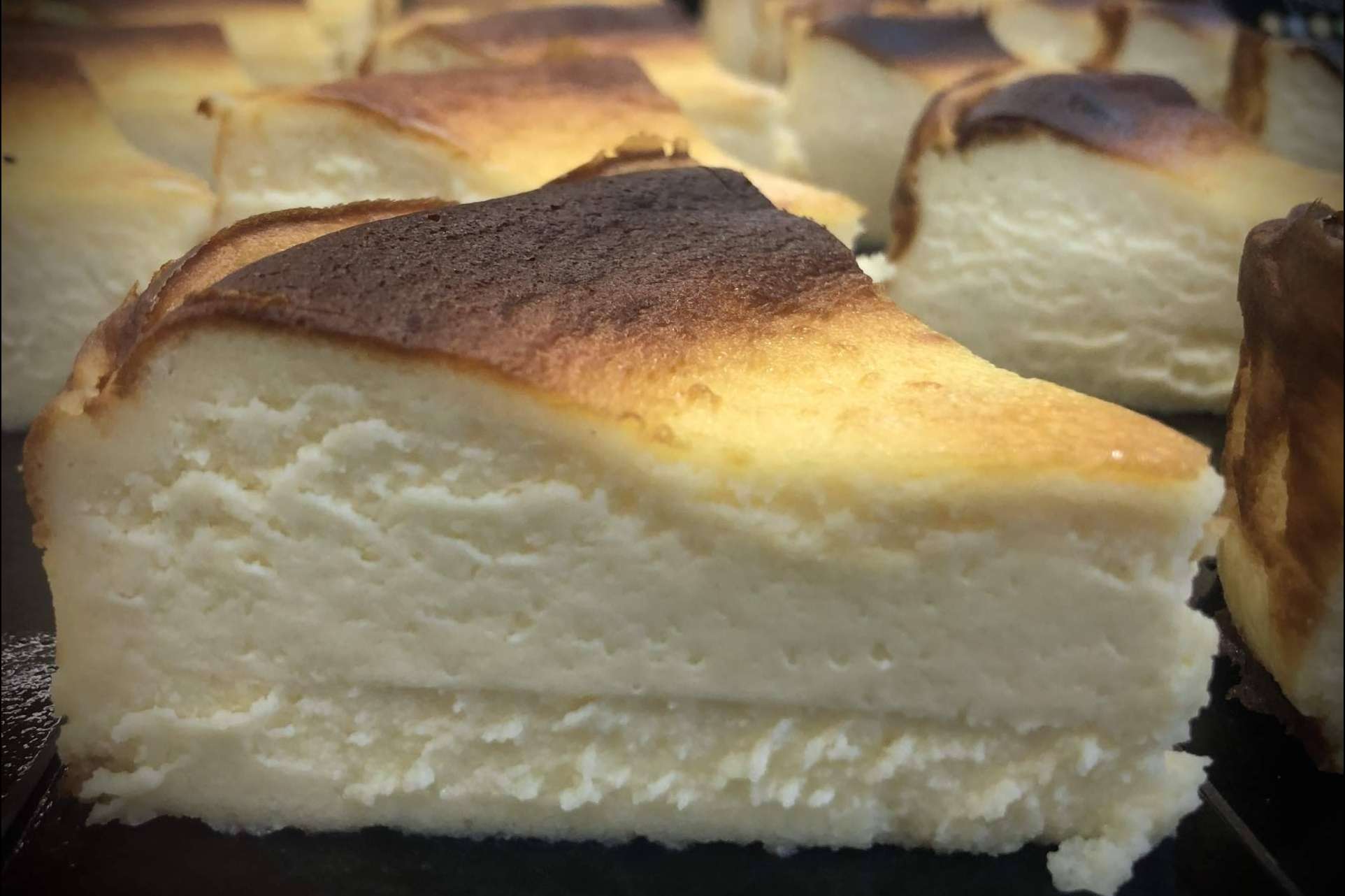 La tarta de queso y el Pastel Vasco que ofrece la Pastelería Oiartzun son dos postres imprescindibles en San Sebastián