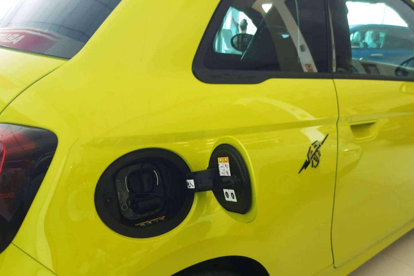 Abarth impulsa la electrificación; Lanza el Abarth 500e y Ascauto lo ofrece en Madrid