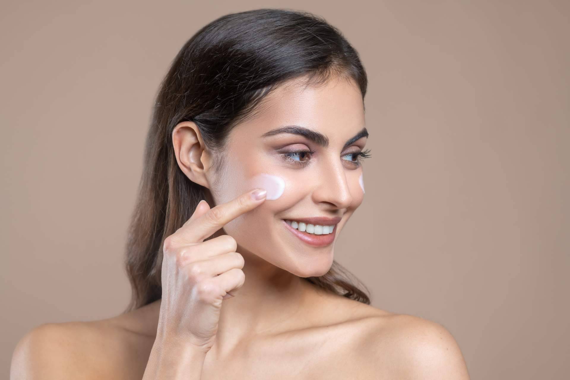 Limpiar e hidratar el rostro sin alterar la barrera protectora de la piel con Cerave