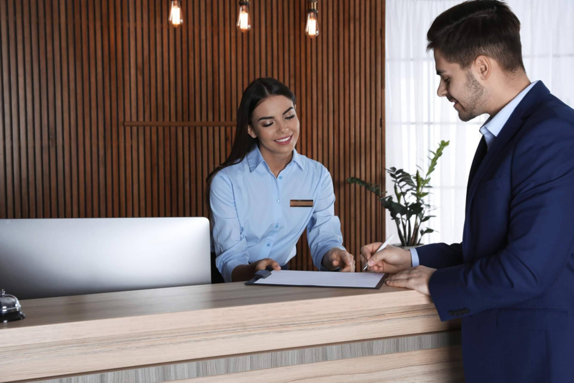 Diseño de muebles recepción de forma personalizada, con OfficeDeco