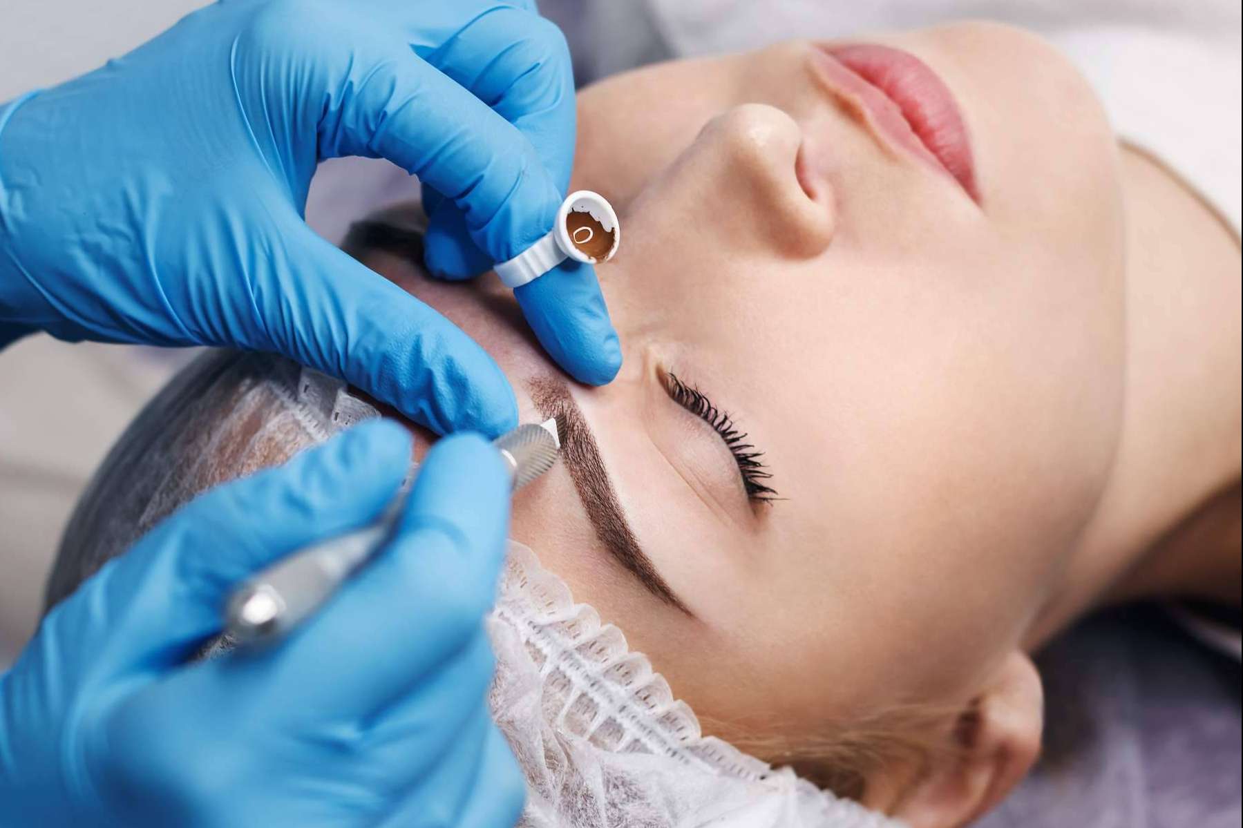 Microblading de cejas es una técnica de maquillaje permanente para unas cejas pelo a pelo en Alicante