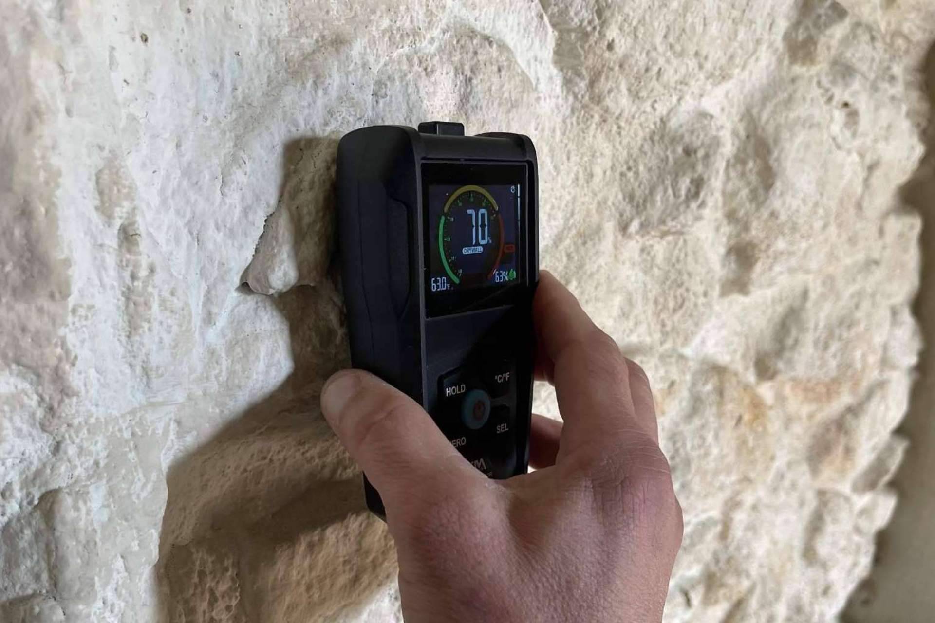 En BKM Solutions, son detectives de las humedades, asegurando precisión en diagnóstico y garantía en solución