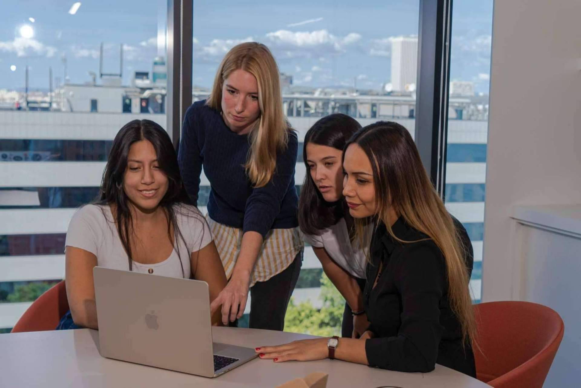Primera Impresión ofrece sus servicios como agencia especializada en diseño de páginas web y e-commerce
