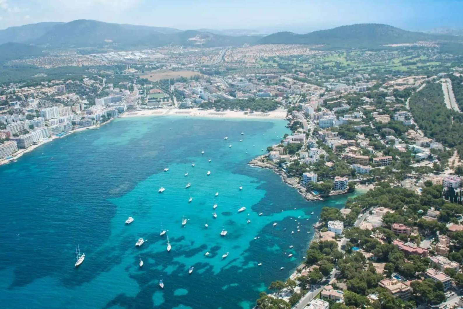 Los municipios de la AMT Sol y Playa multiplican por seis sus residentes durante este verano