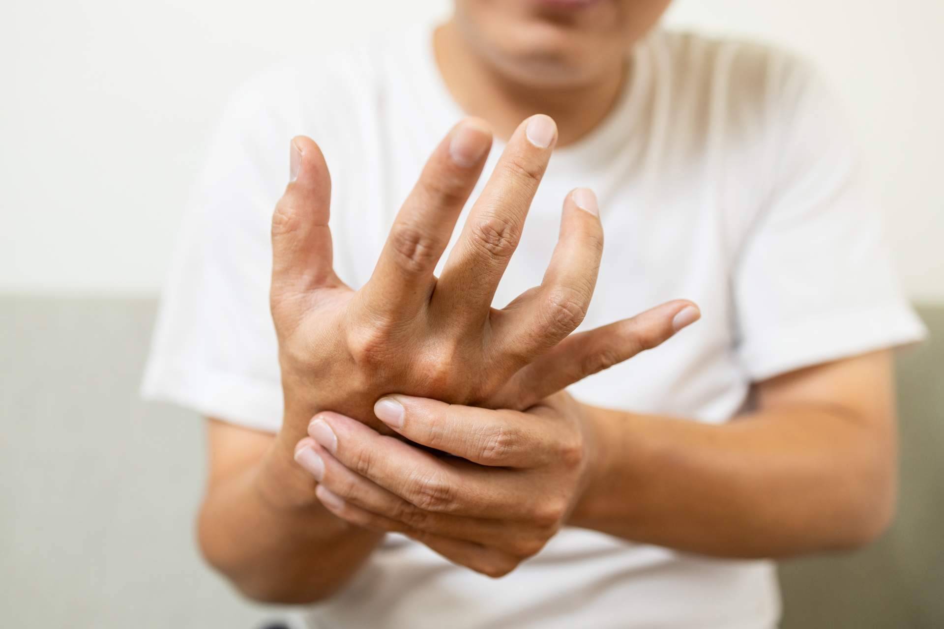 ¿Cómo identificar los primeros síntomas del Parkinson?