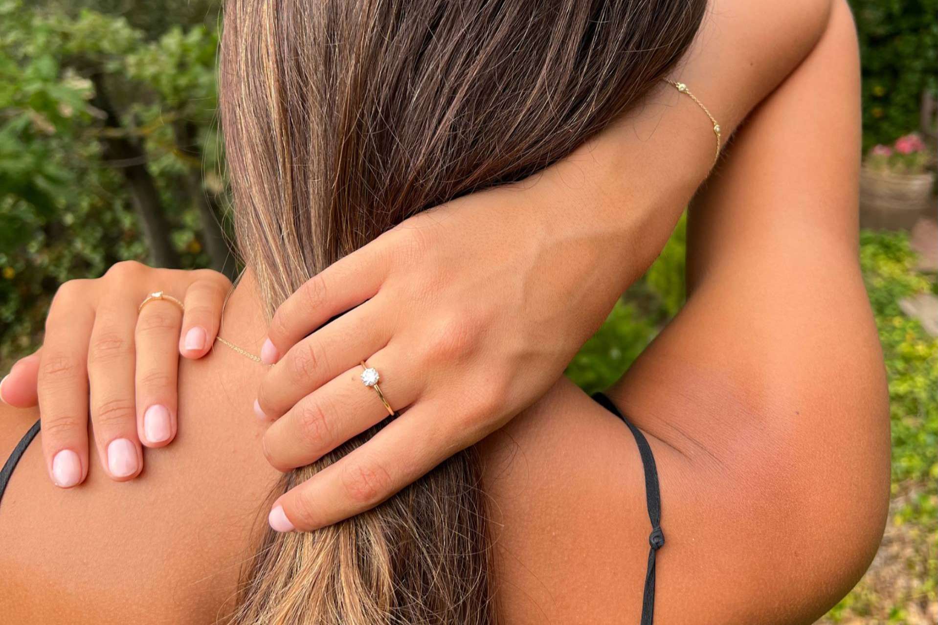 Joyas básicas, ideales para lucir después del verano con una piel bronceada
