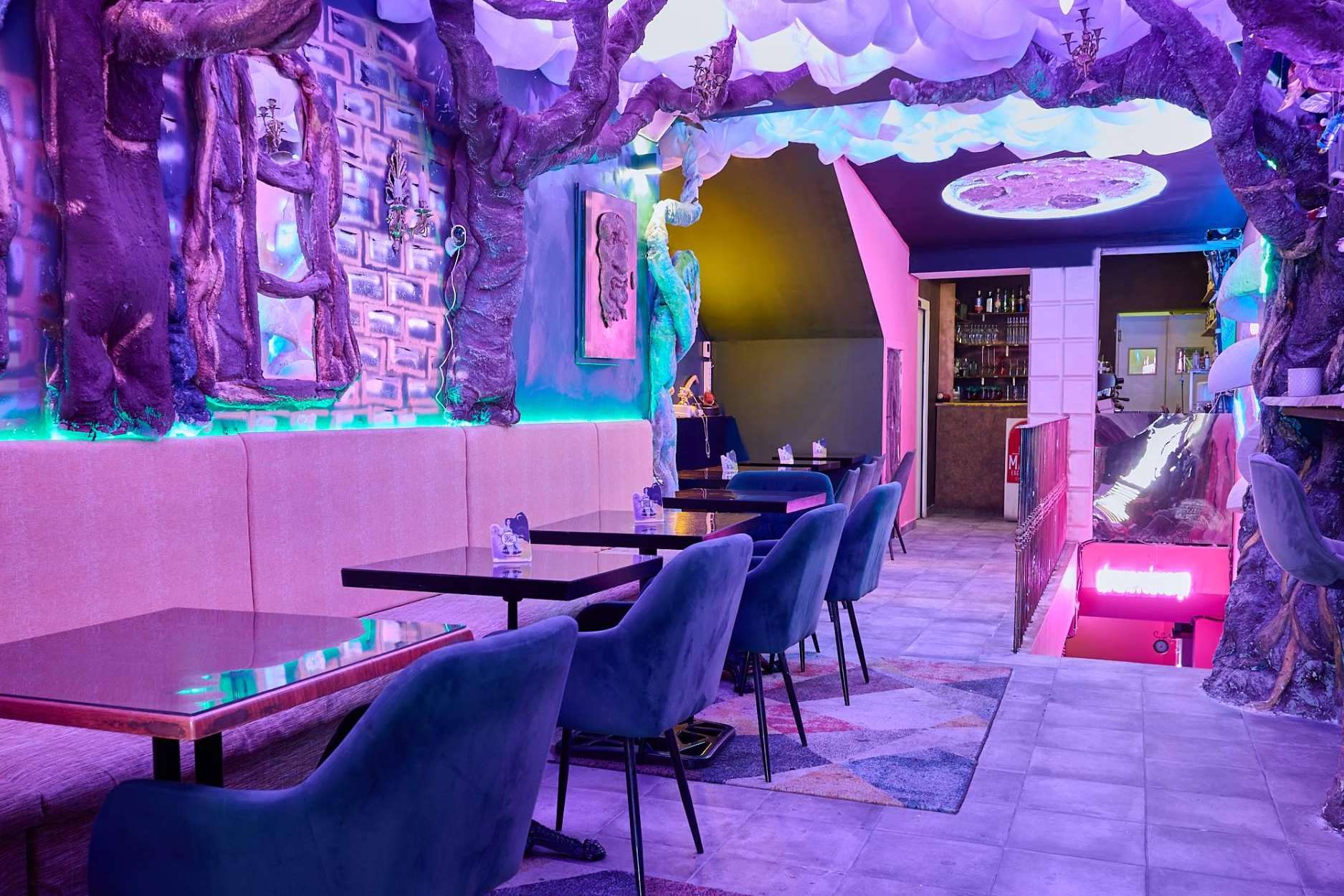 Nueva decoración de La Caza Endulzada, un espacio mágico de coctelería, brunch y tardeos