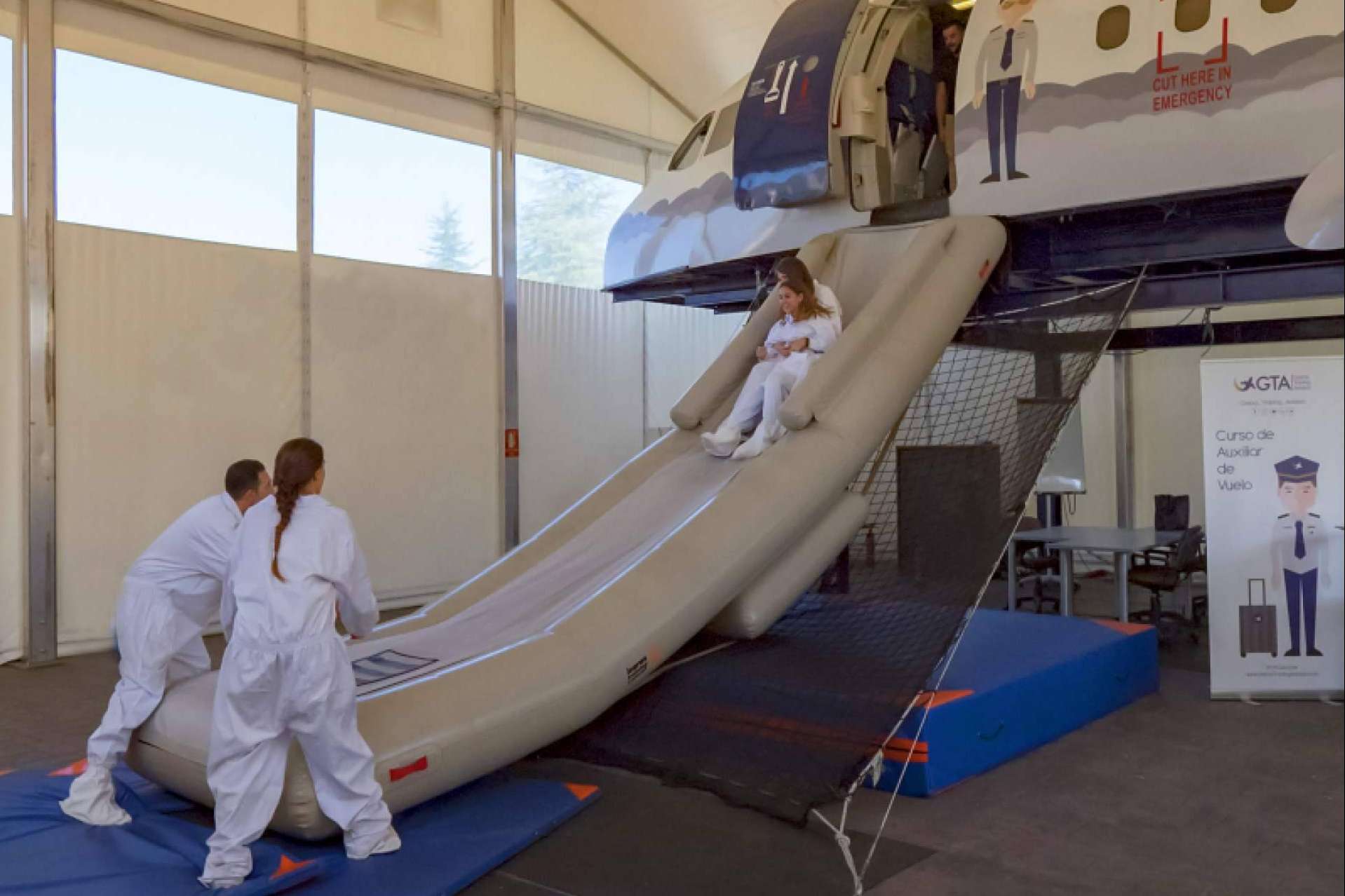 ¿Cuáles son los principales requisitos para el curso de azafata de vuelo? Global Training Aviation