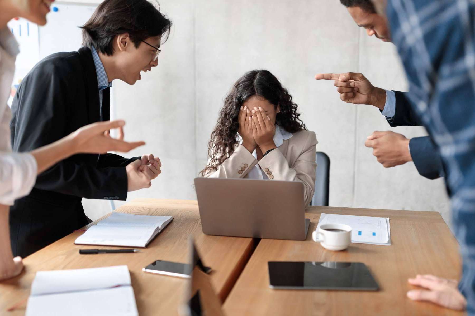 ¿Cómo acceder a apoyo jurídico en casos de acoso laboral entre compañeros? Tierno Centella
