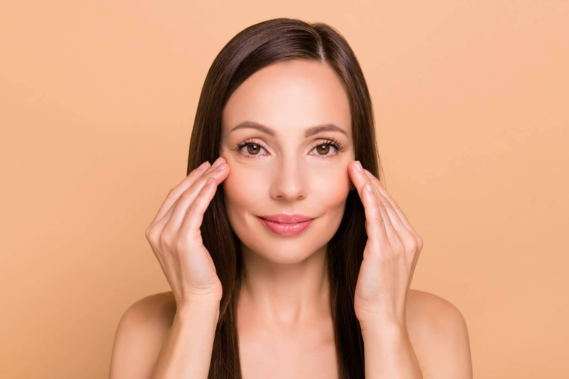 El relleno de pómulos con ácido hialurónico es uno de los tratamientos más efectivos para el rejuvenecimiento facial, por, Centro Médico El Pilar