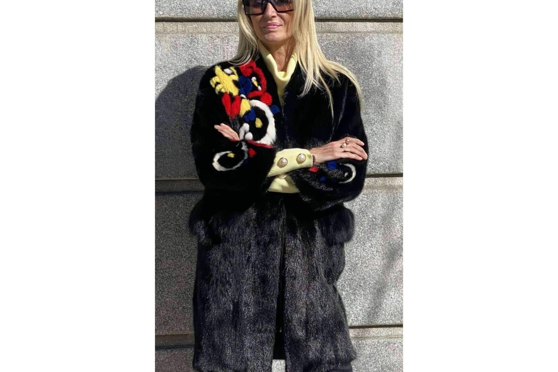 Thannac cuenta con un modelo colorido de vestido camisero largo