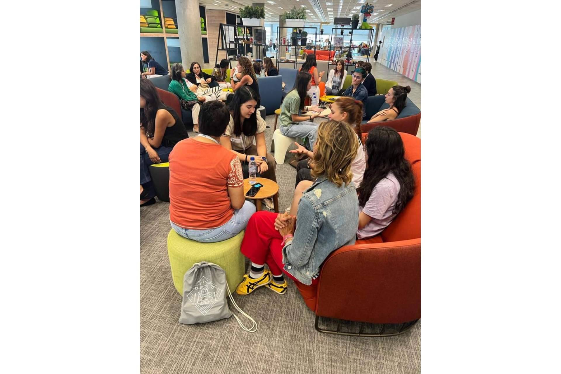 200 mujeres participan en #EllasPrograman, la iniciativa de Womenalia y Fundación Telefónica que promueve el talento femenino STEAM