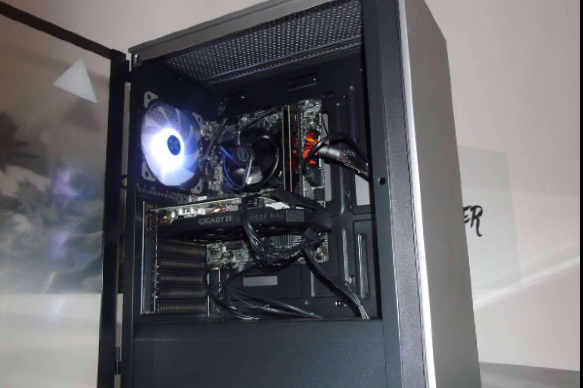 Variedad de PC para oficina con la firma PowerZone Shop