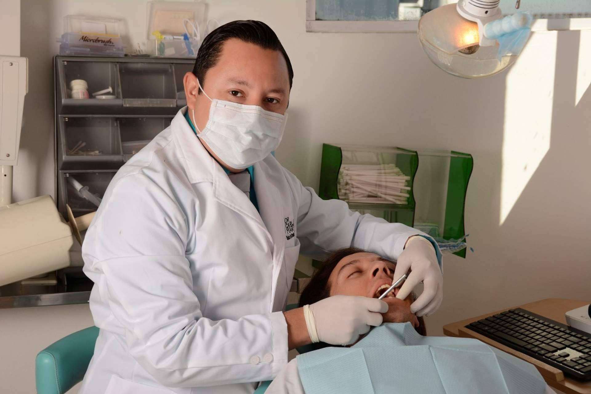 Soportar un juego completo de dentaduras postizas es más eficaz con implantes dentales