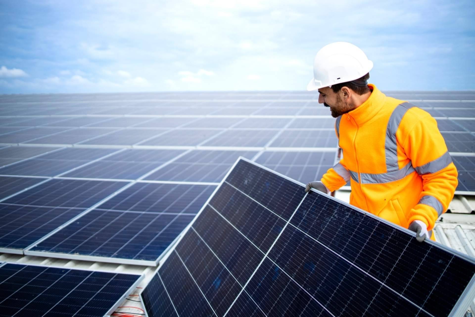Especialistas en mantenimiento de placas fotovoltaicas, con Acierta Eficiencia