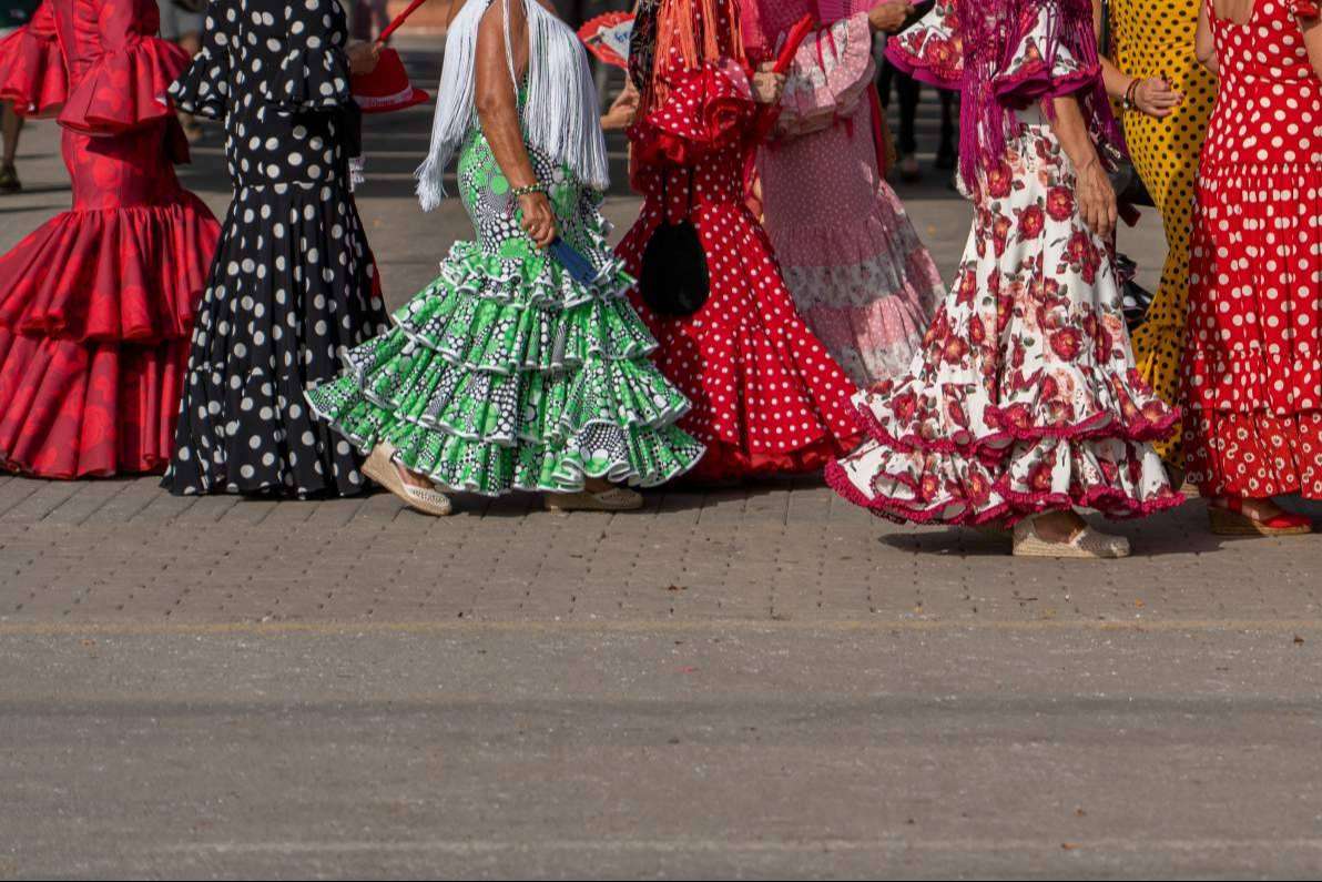 Viva La Feria presenta la falda rociera; el atuendo flamenco auténtico que refleja cultura y moda andaluza