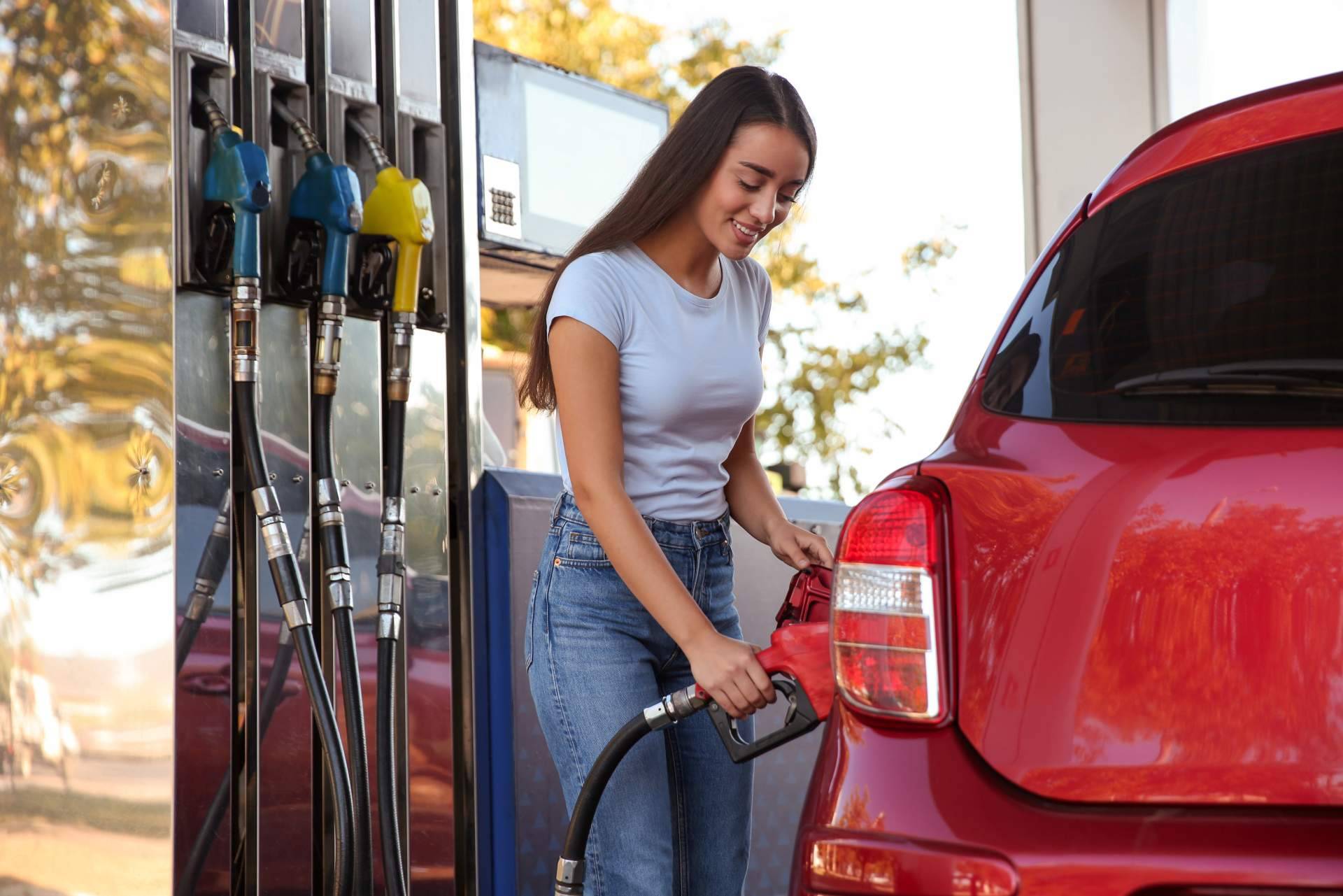 Consejos útiles para ahorrar combustible en un coche, de la mano de Enginer