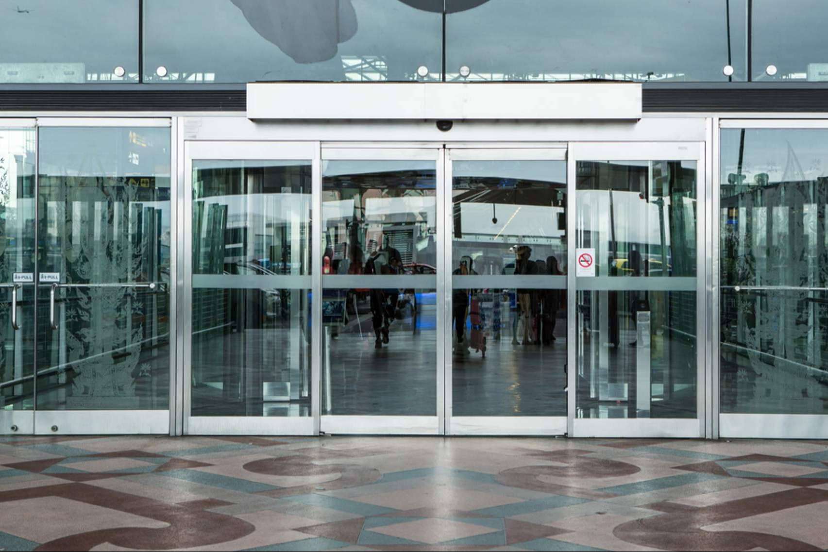 ASSA ABLOY habla de la importancia de la automatización de puertas manuales de comercios