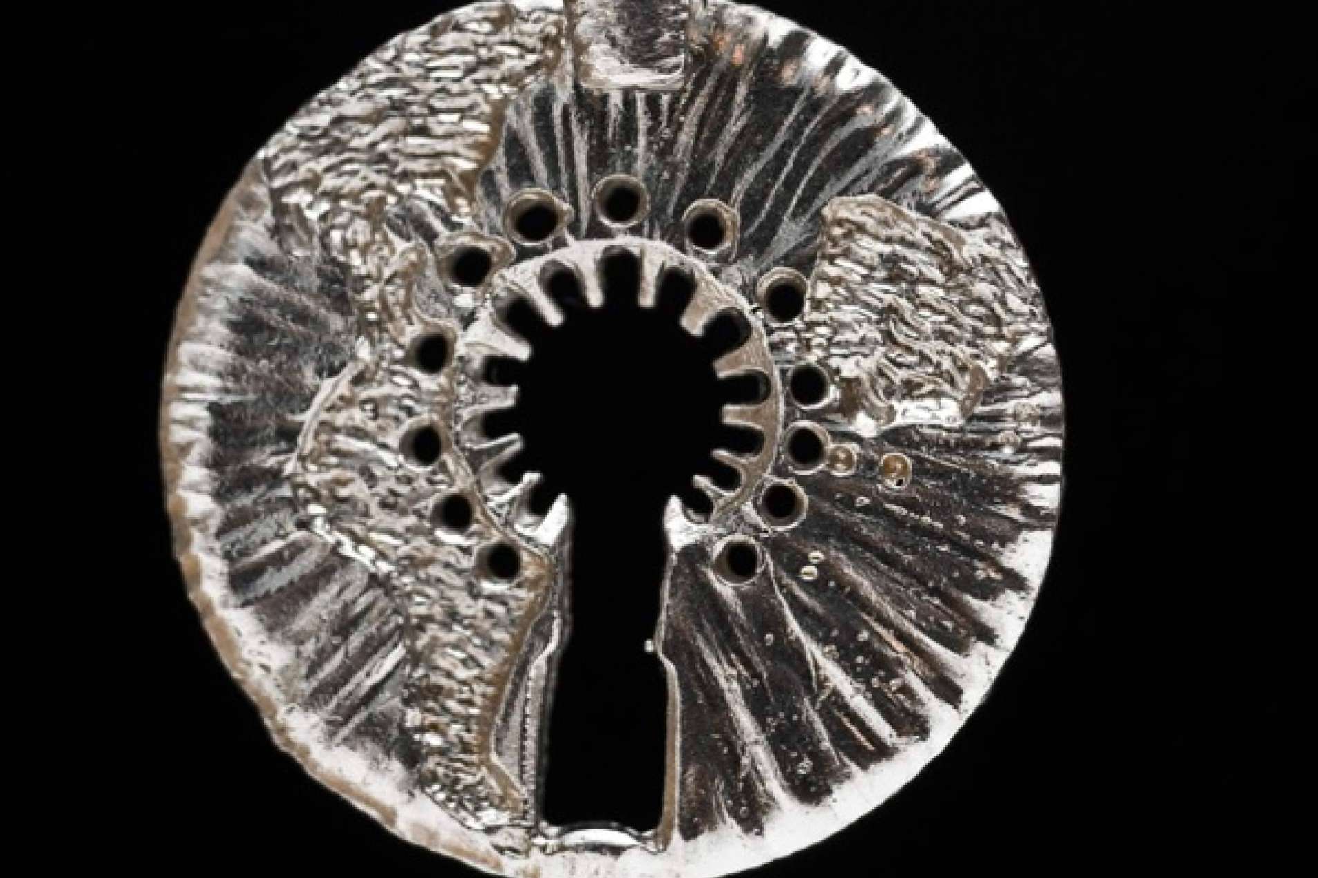 La icónica medalla de la Virgen del Pilar diseñada por Fernando Piró cumple 15 años