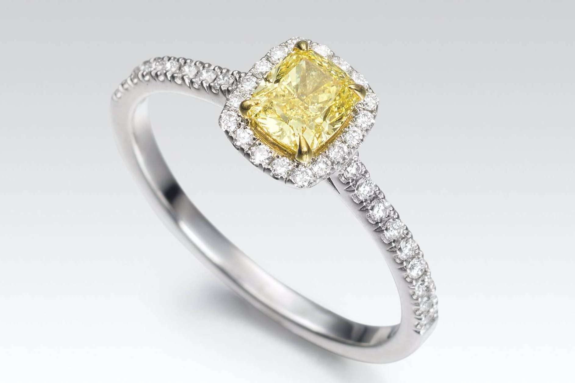 German Joyero habla sobre la nueva tendencia de anillos de pedida con diamantes de colores