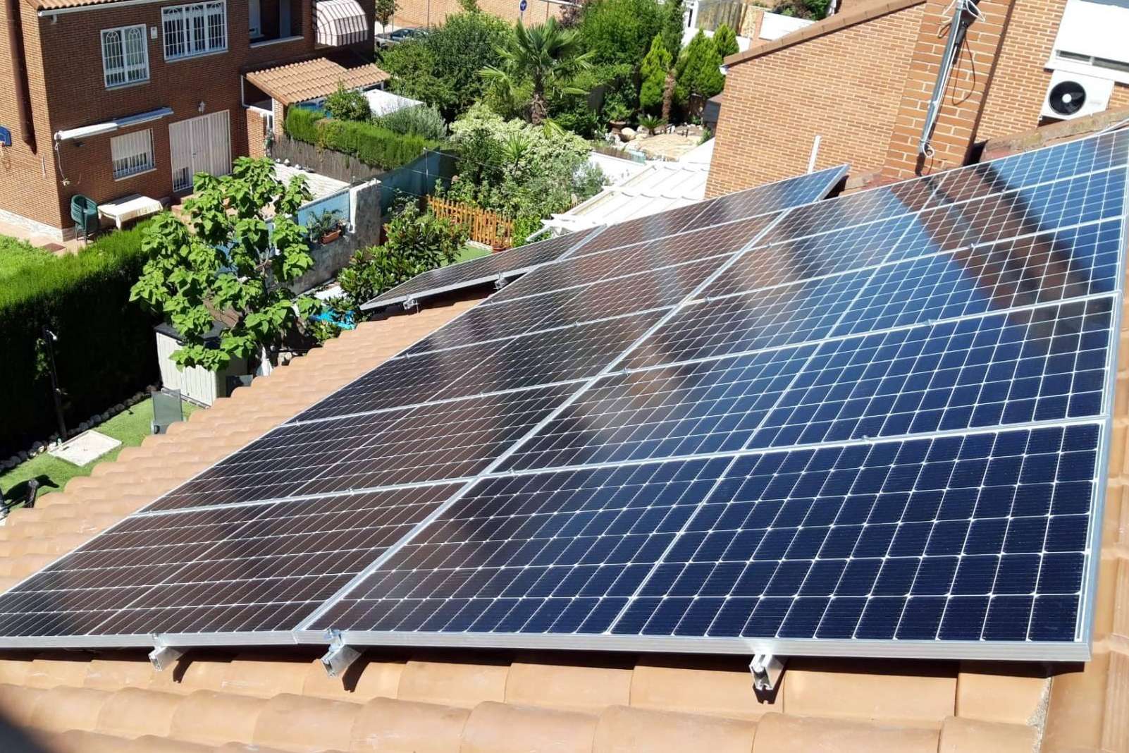 La conveniencia de instalar paneles solares en una industria o vivienda, por Biocay Energy