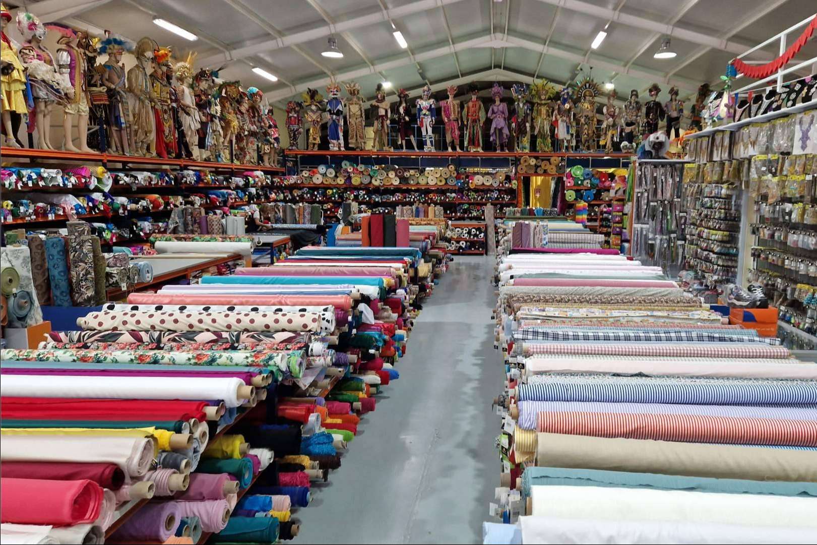 Descubrir la tienda de Carnaval Almacenes Casa Ángel, un paraíso de color y creatividad