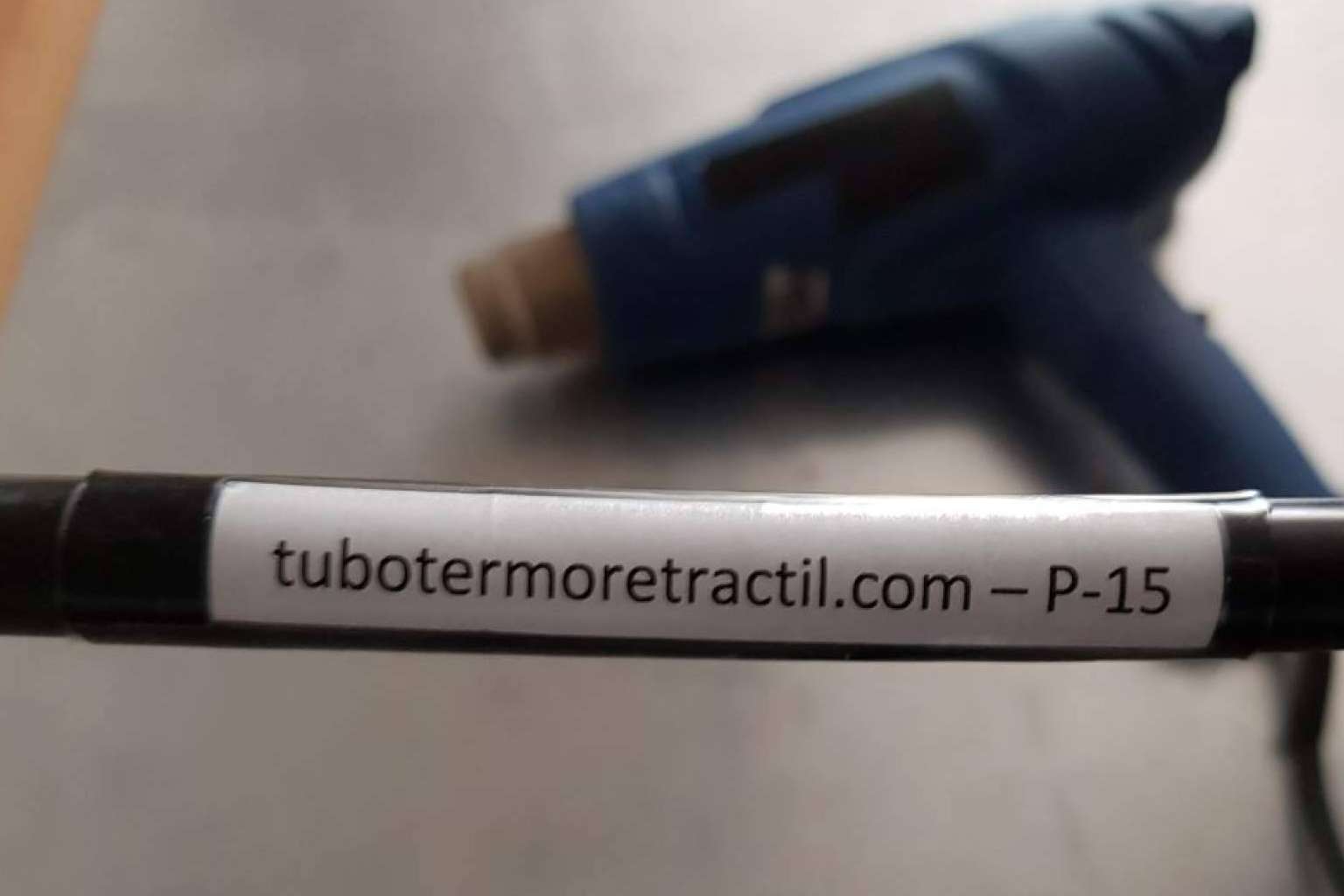 ¿Cuáles son las ventajas de contar con un manguito termoretractil transparente para visualizar las etiquetas de los cables eléctricos y de telecomunicaciones?